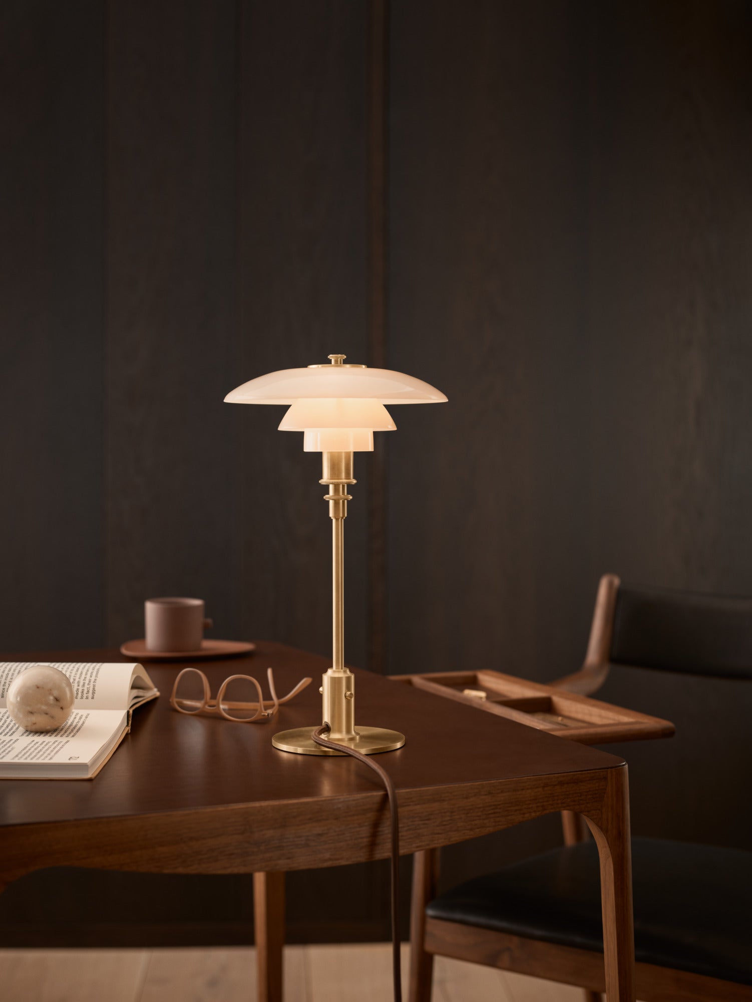 PH 2/1 table lamp white with brass base