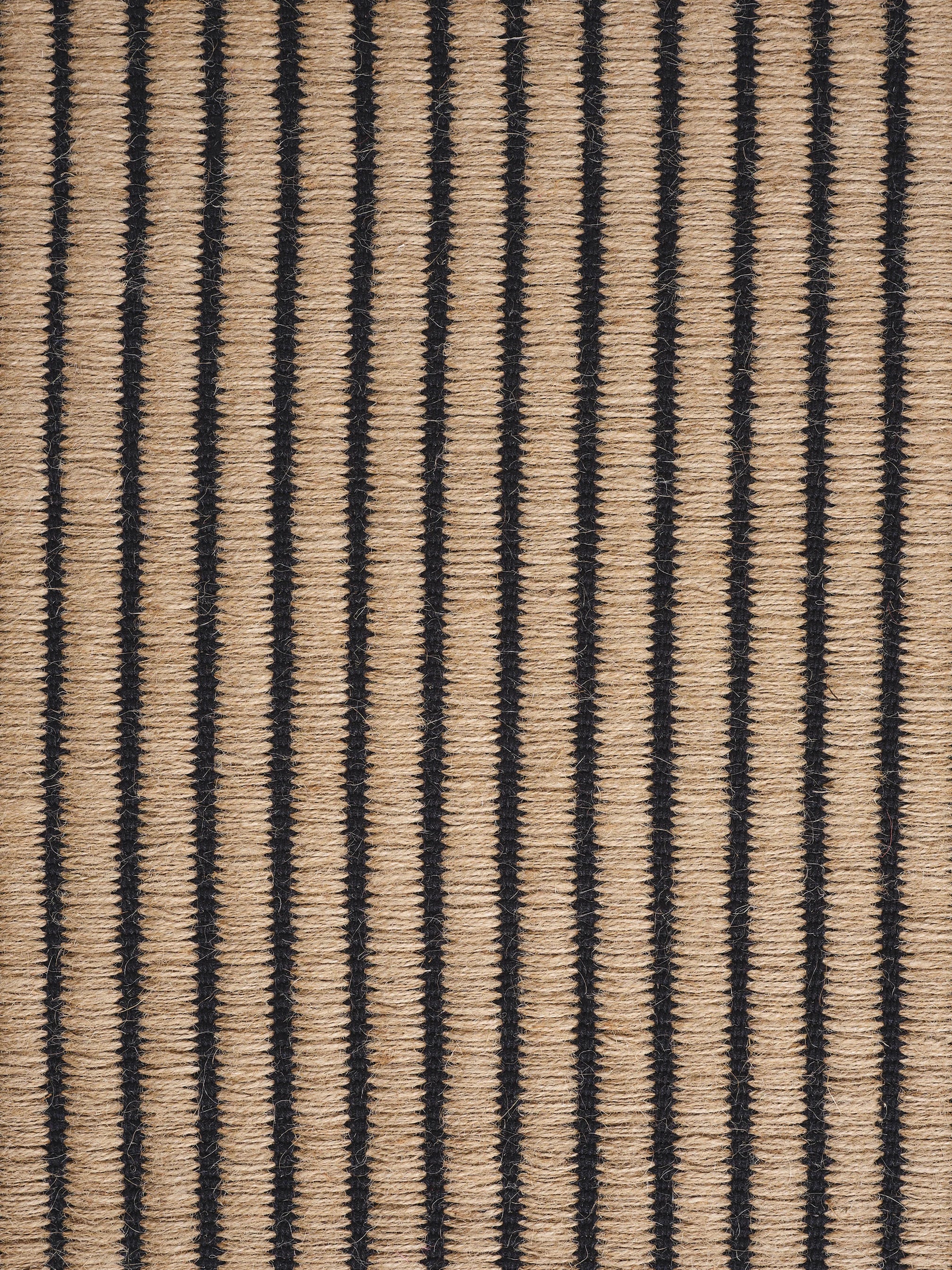 LINE rug black with orange