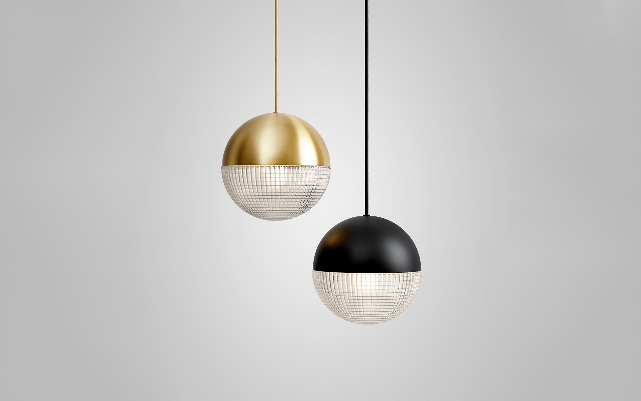 Závesná lampa LENS FLAIR mosadzná