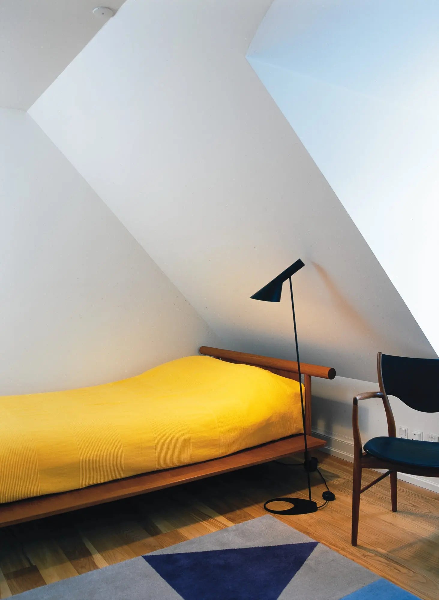 Lampa podłogowa AJ czarny – Louis Poulsen