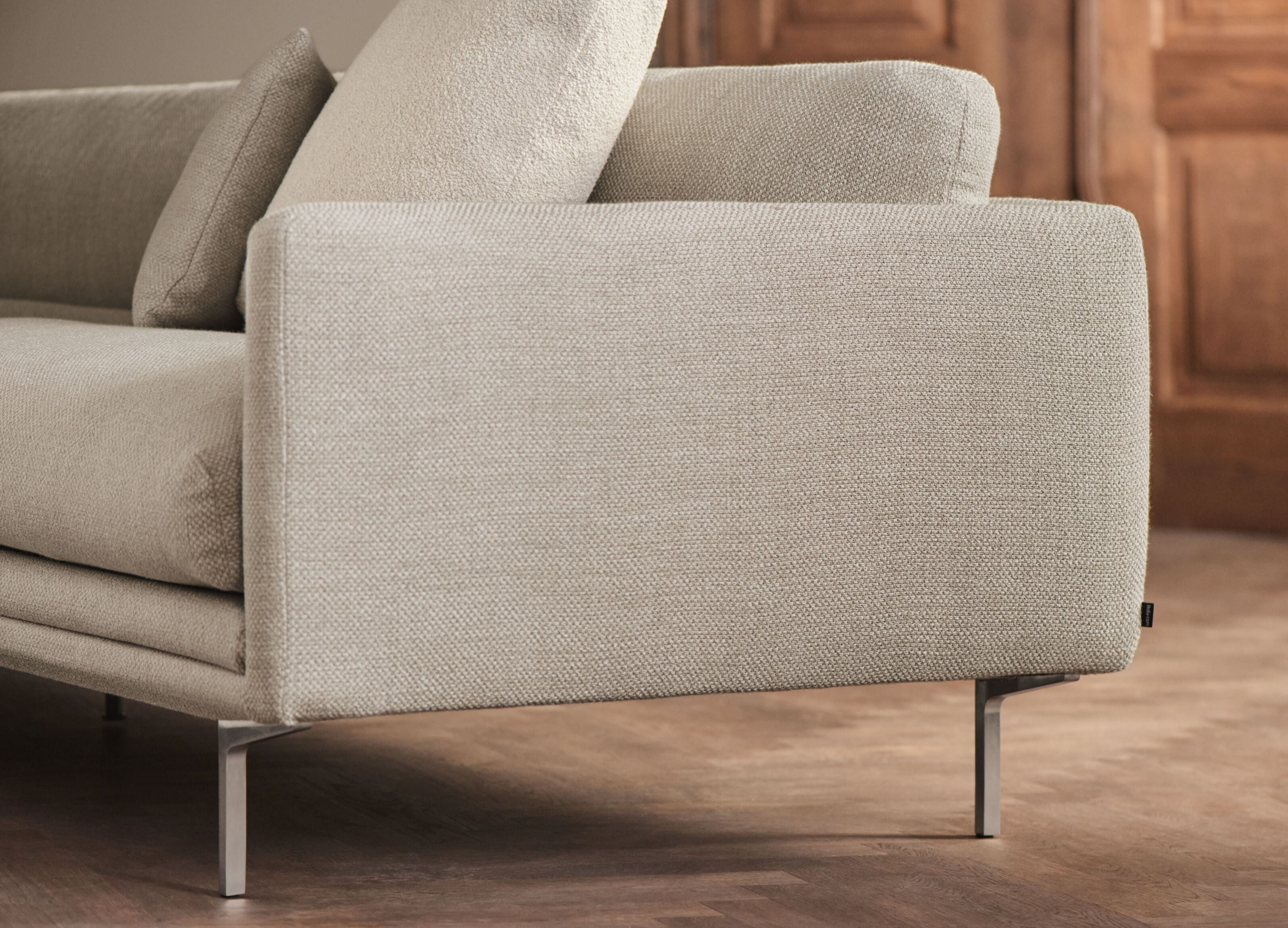 Pravostranný rohový gauč LOMI s kovovým podstavcom