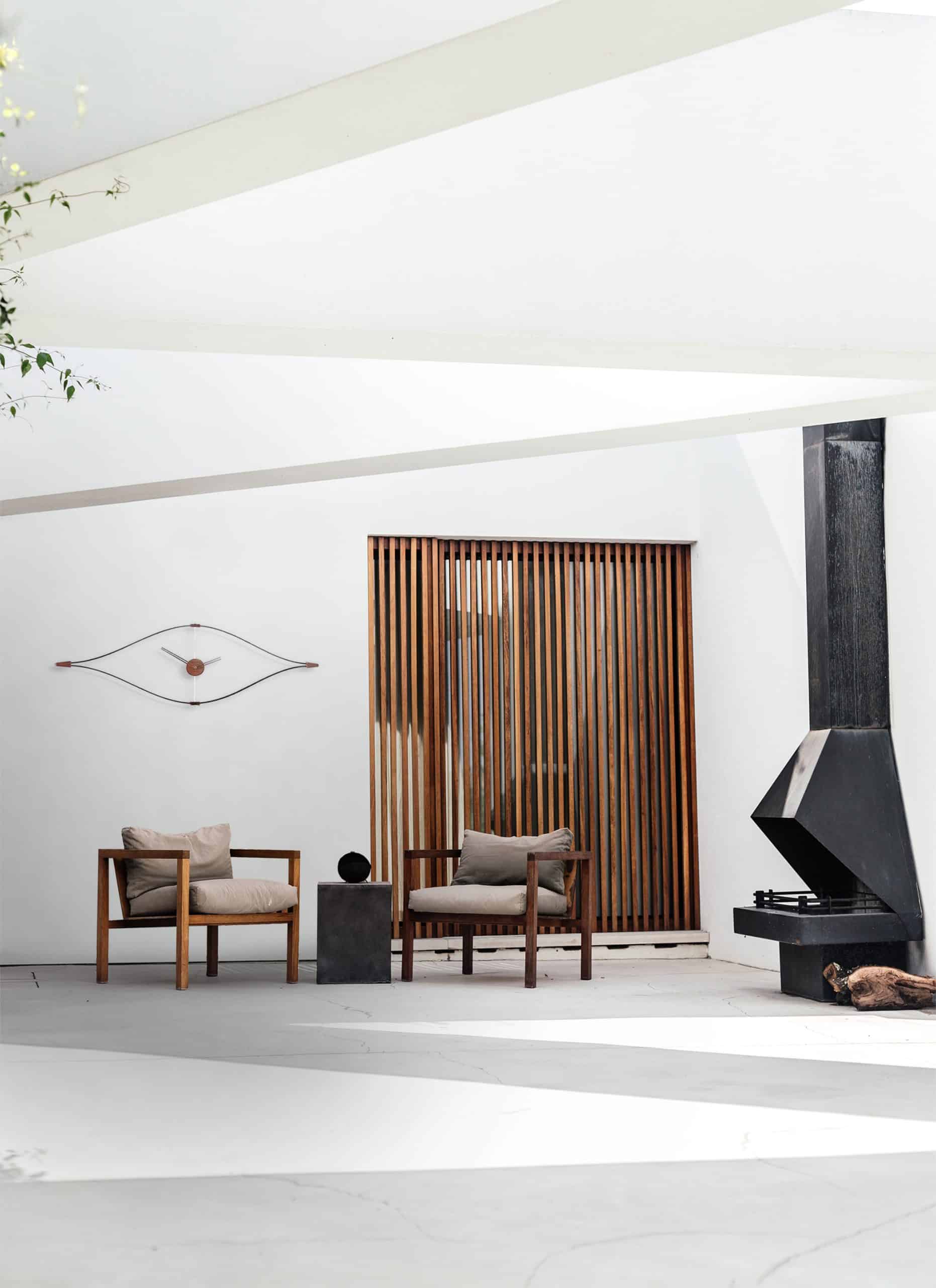 Nástenné hodiny LOOK z orechového dreva s chrómovým a čiernym povrchom