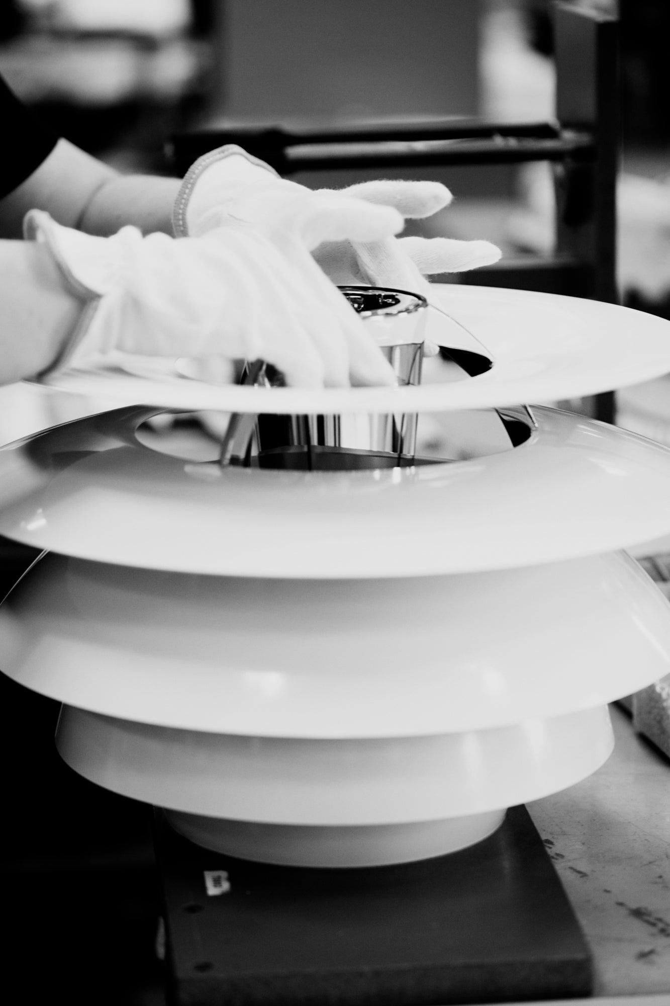 Závesná lampa PH SNOWBALL biela s chrómovým povrchom