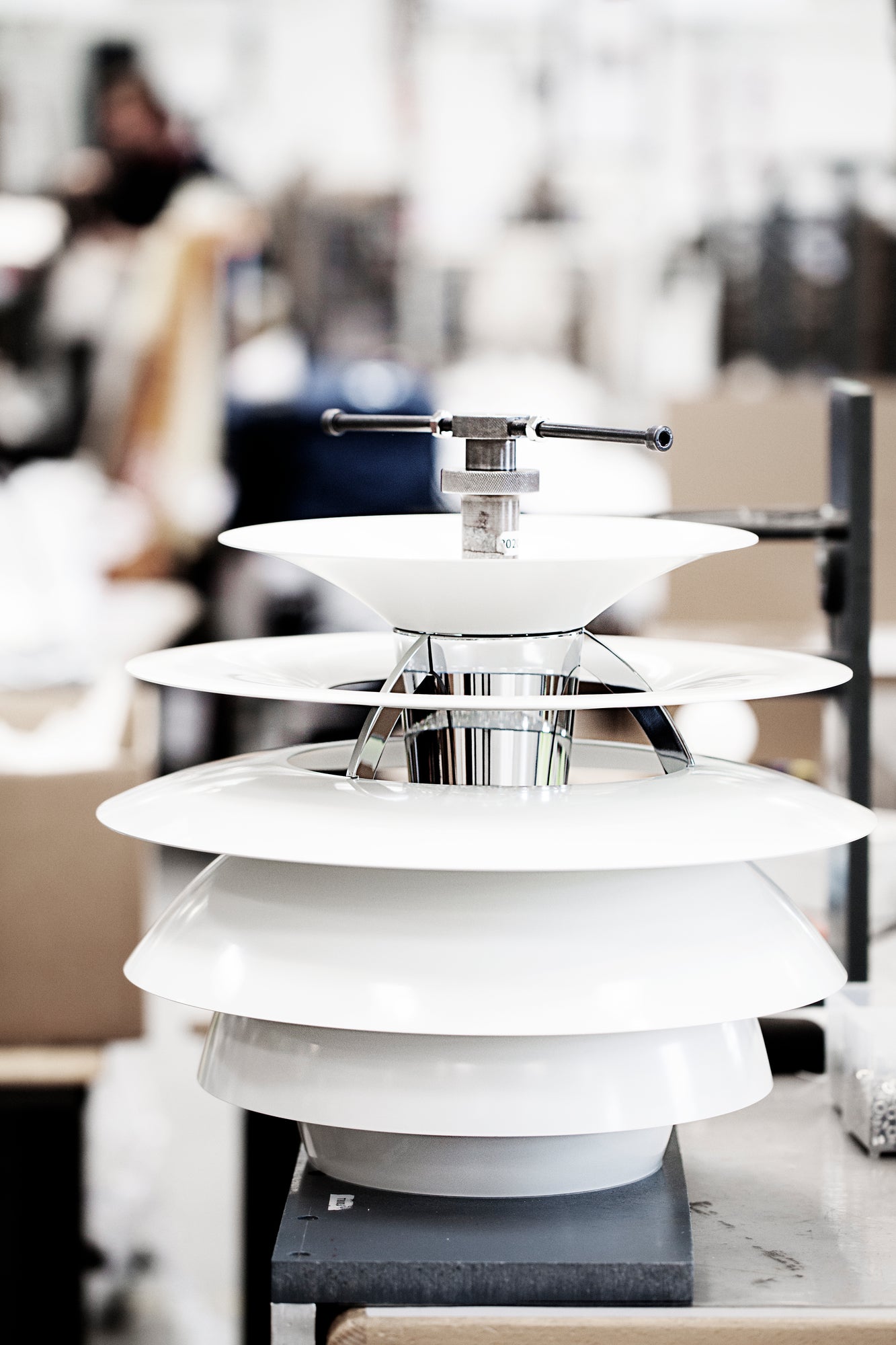 Závesná lampa PH SNOWBALL biela s chrómovým povrchom