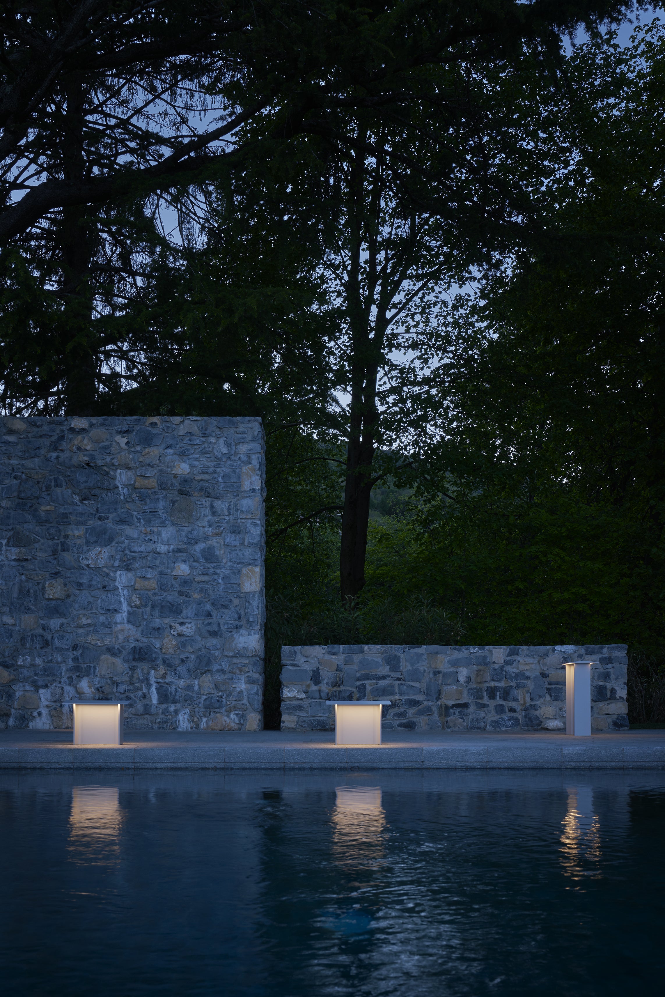 Záhradná podlahová lampa FIENILE svetlosivá