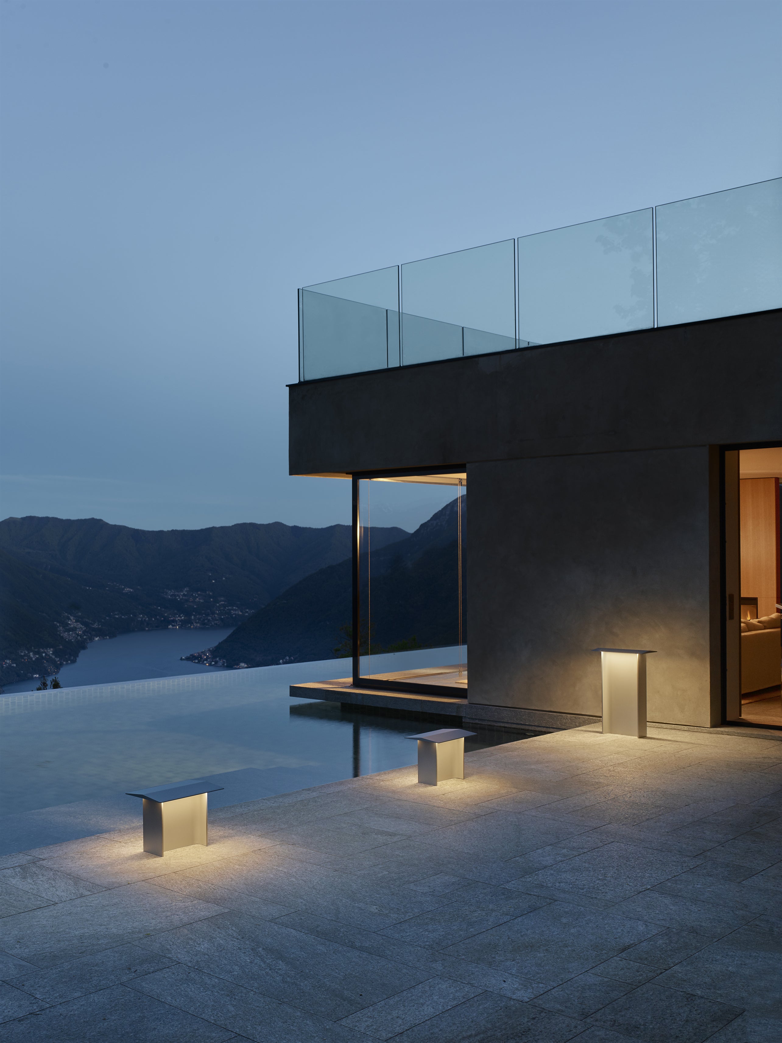 Záhradná podlahová lampa FIENILE svetlosivá