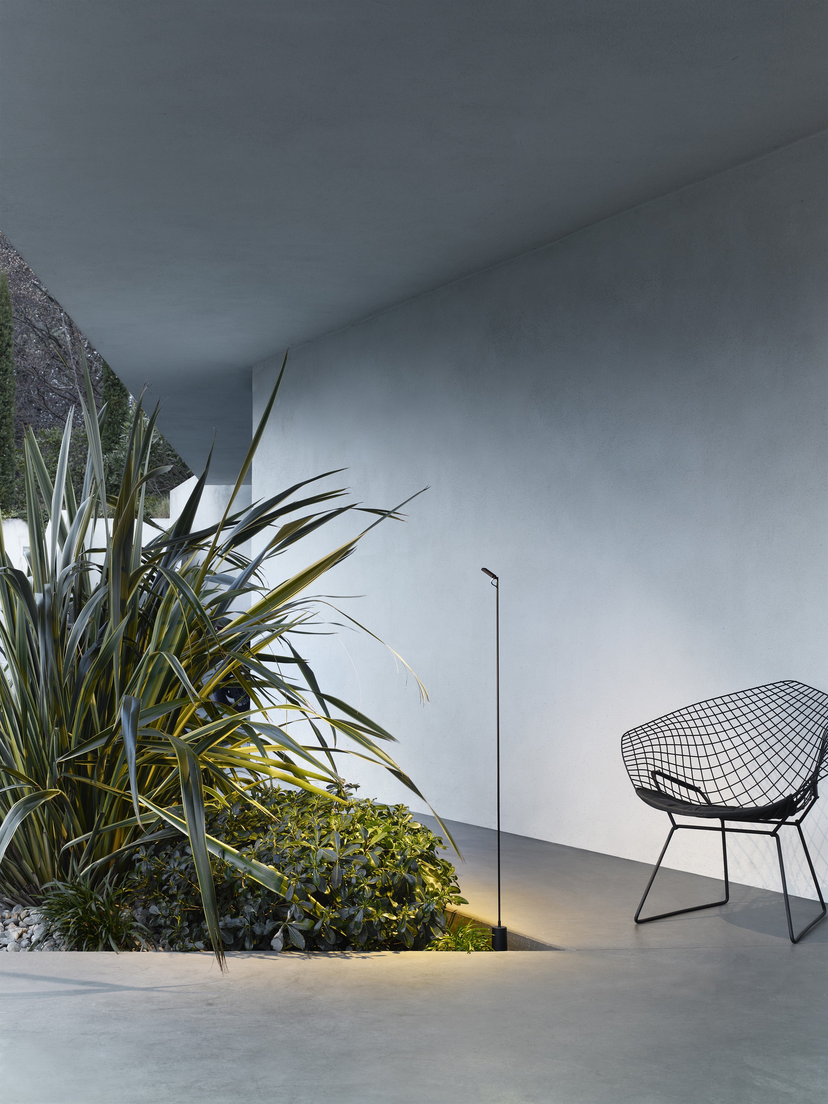 Stojaca vonkajšia lampa jednopólová FLIA čierna