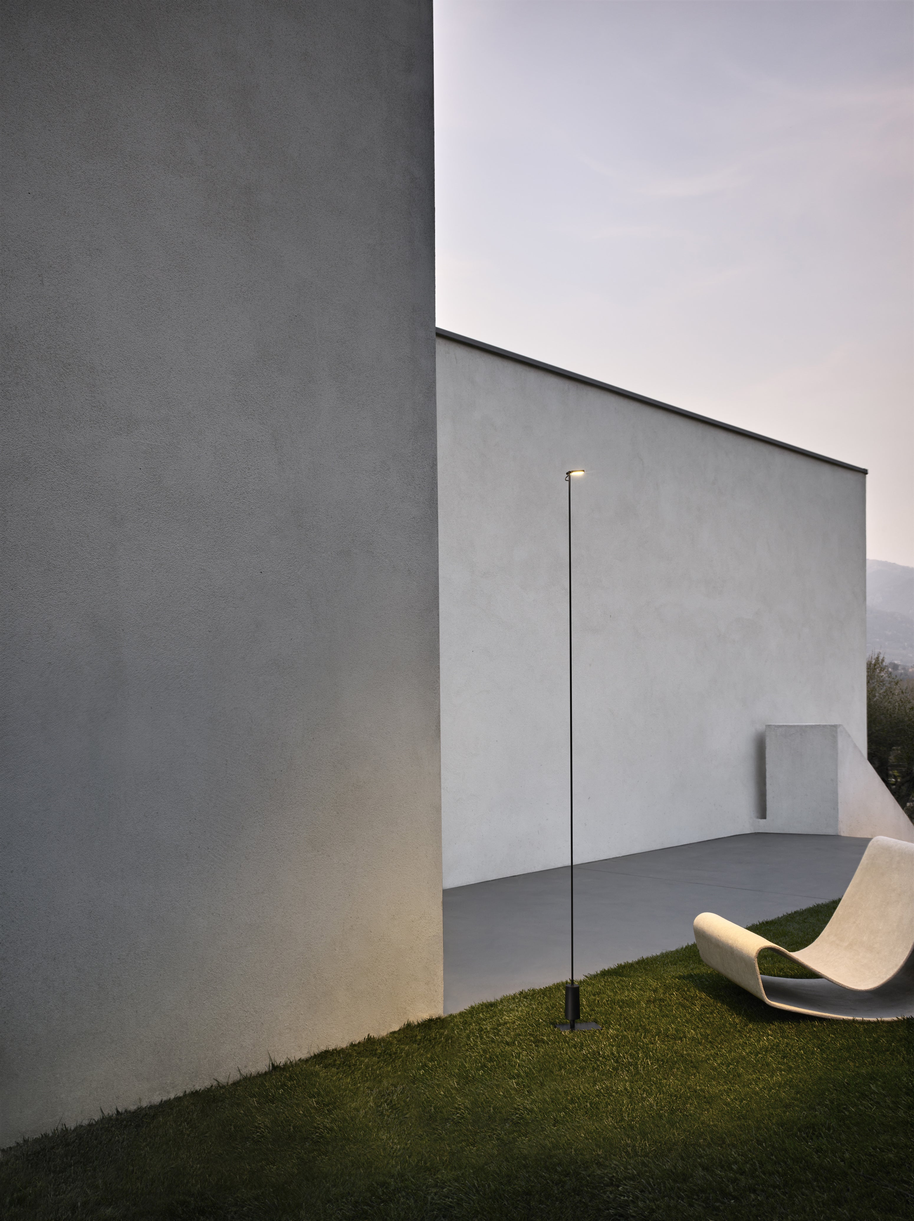 Stojaca vonkajšia lampa jednopólová FLIA čierna