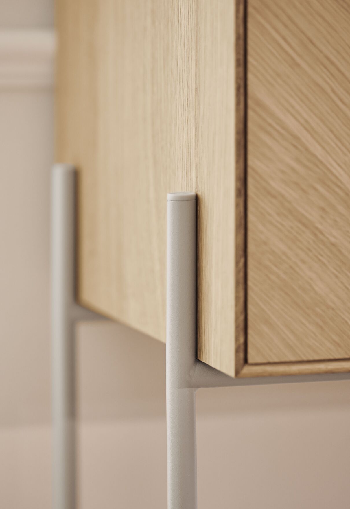 Kredenc LUXE z dubového dreva so šedým podstavcom