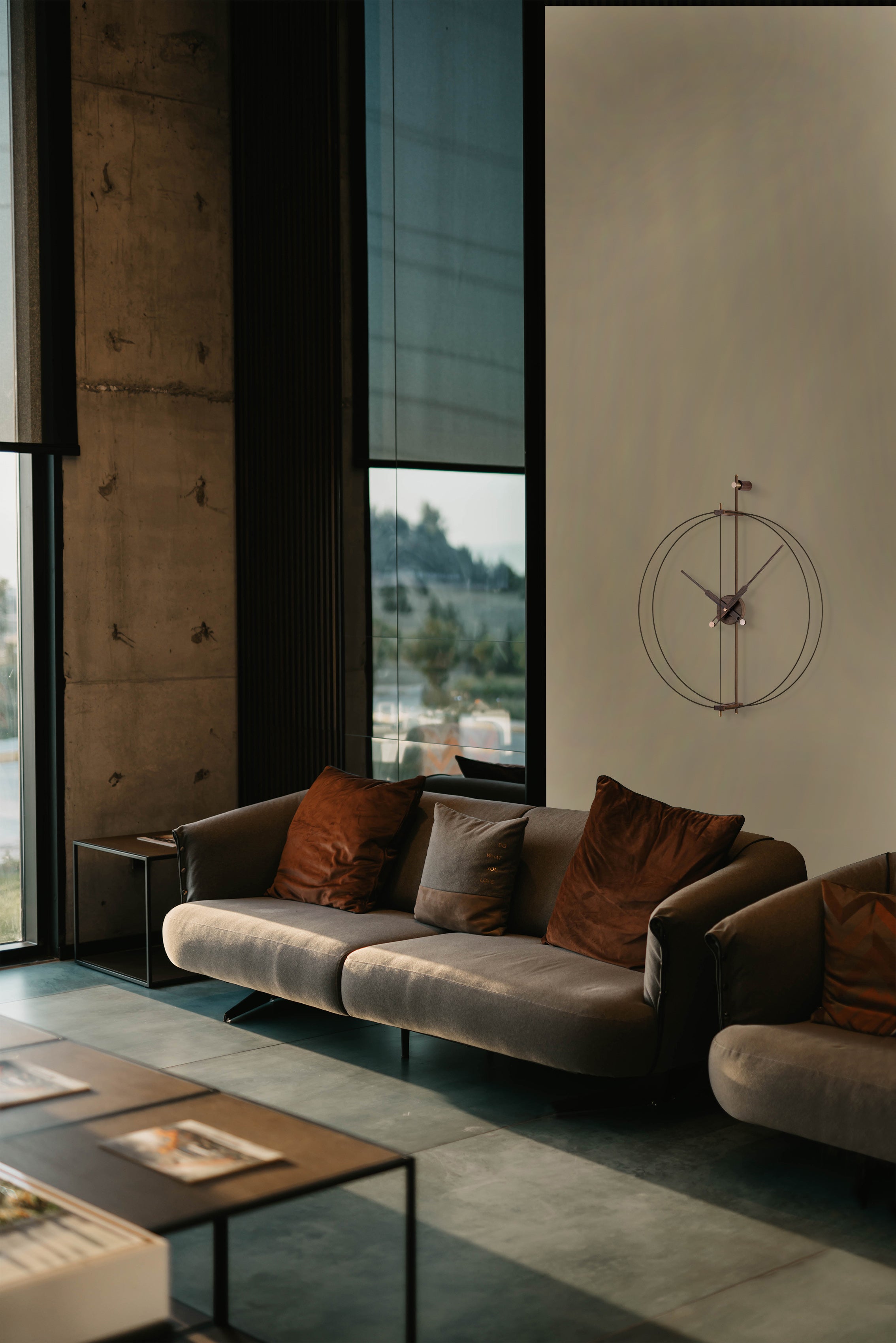 Nástenné hodiny MINI BARCELONA PREMIUM orechové drevo s čiernym povrchom