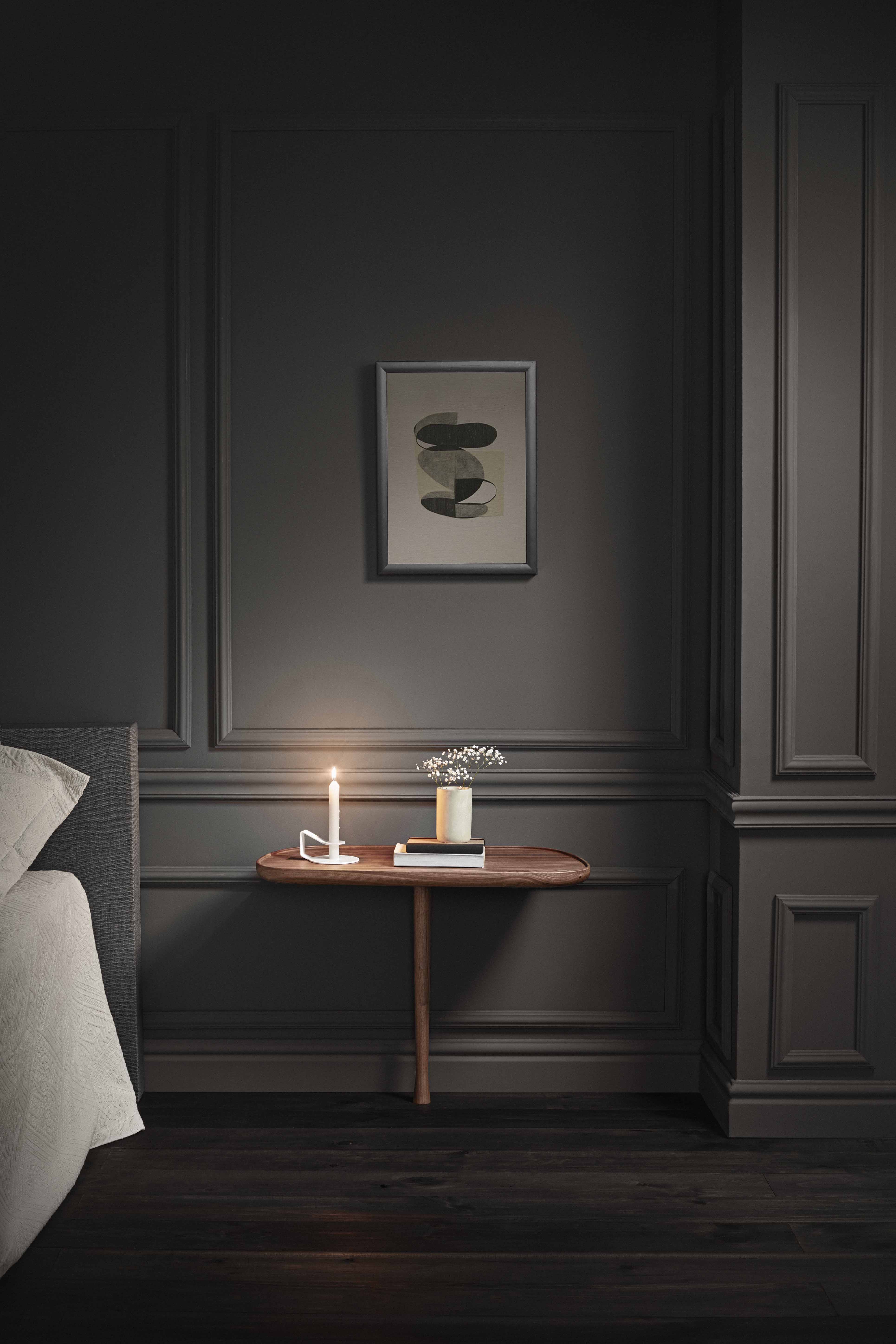 Bočný stolík pri stene MESITA z masívneho orechového dreva