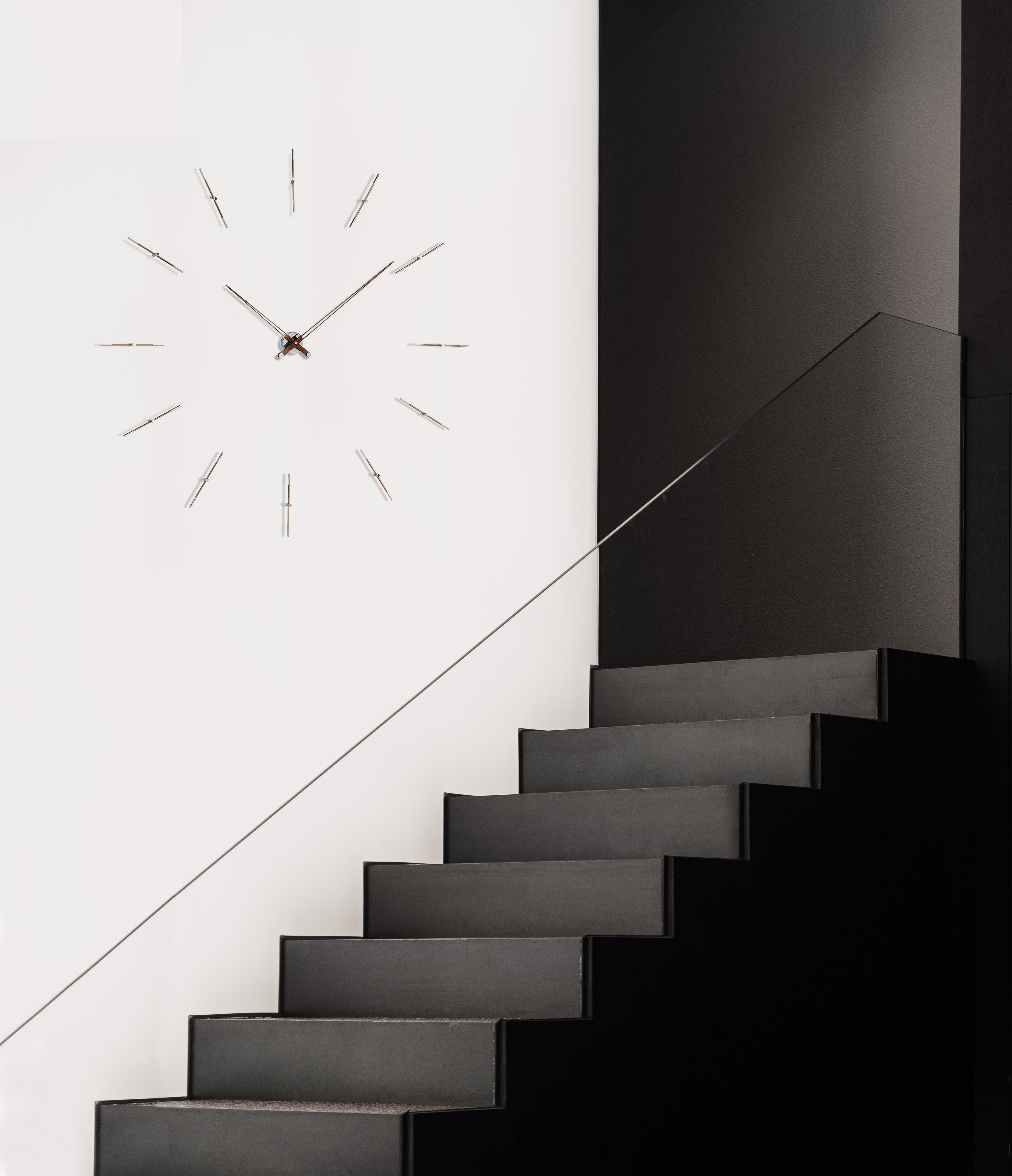 Nástenné hodiny MERLIN z orechového dreva s chrómovým povrchom