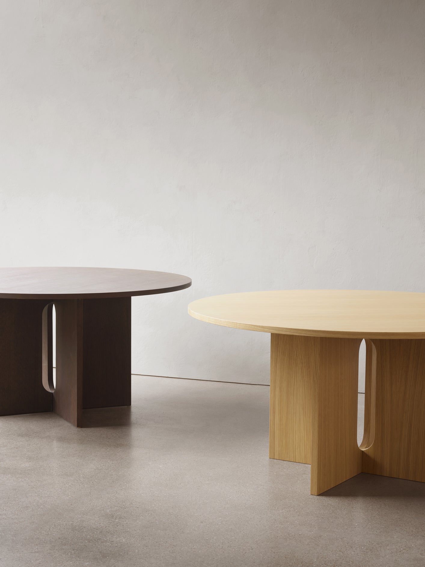 Okrúhly stôl ANDROGYNE tmavý dubový dyha