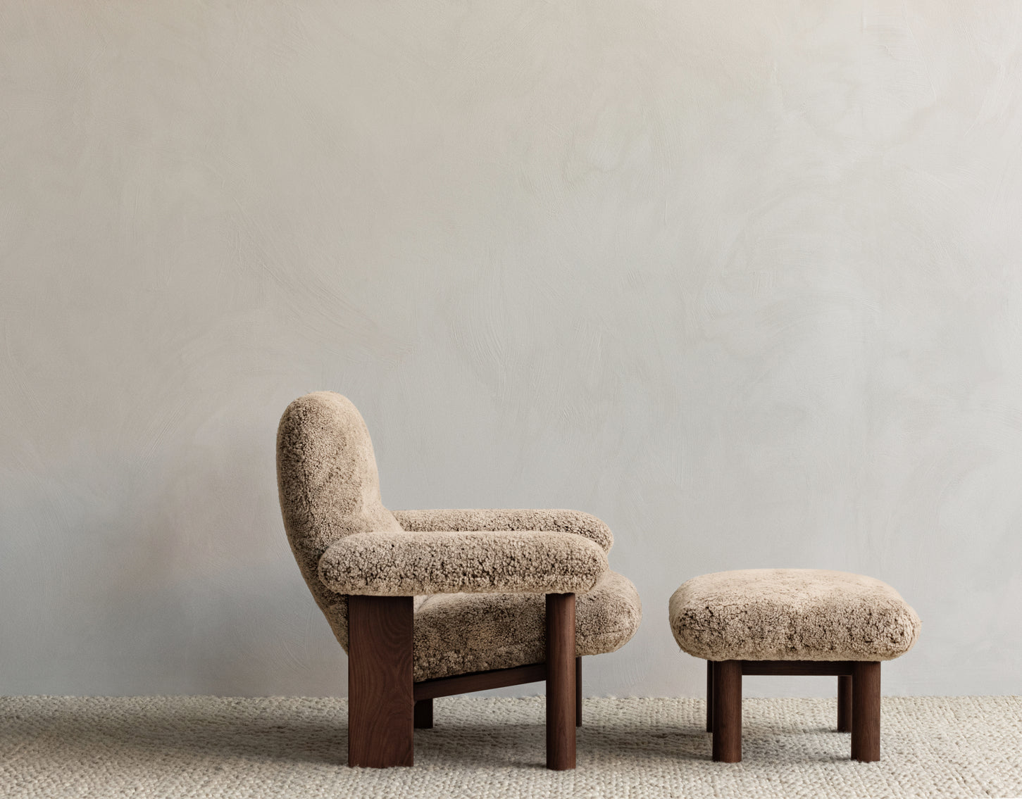 BRASILIA Footrest sheepskin with oak base