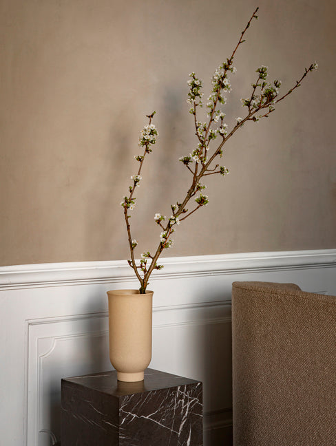 Bočný stolík PLINTH šedý mramor