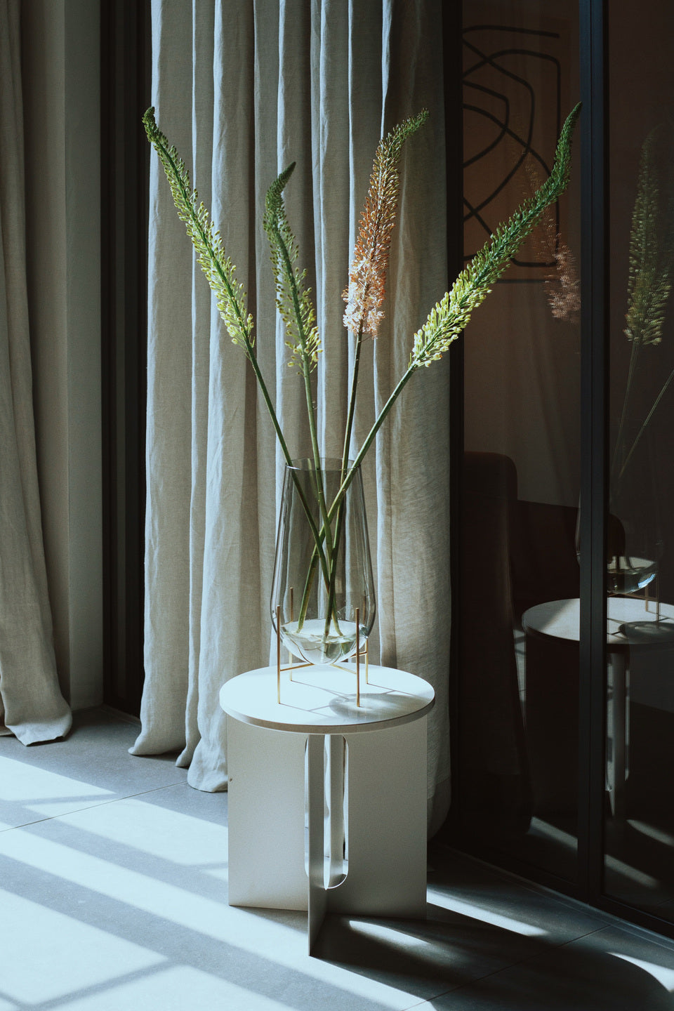 Bocný stolík ANDROGYNE krémový