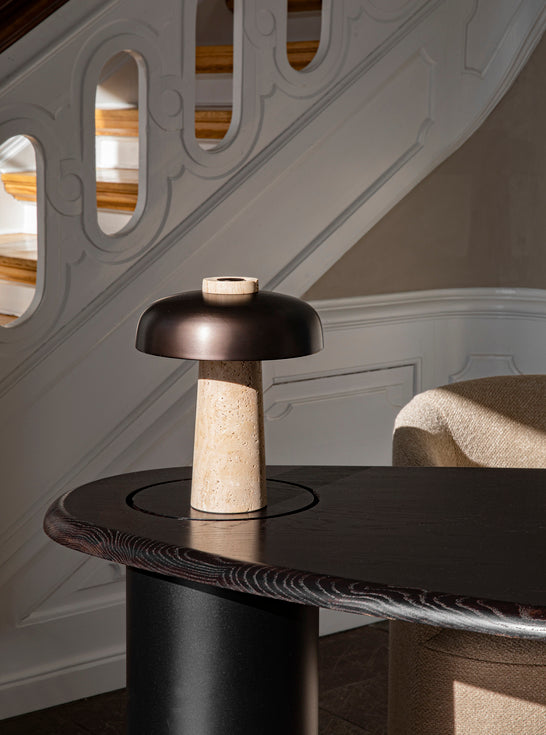 Stolná lampa REVERSE hnedý tienidlo s kamenným podstavcom