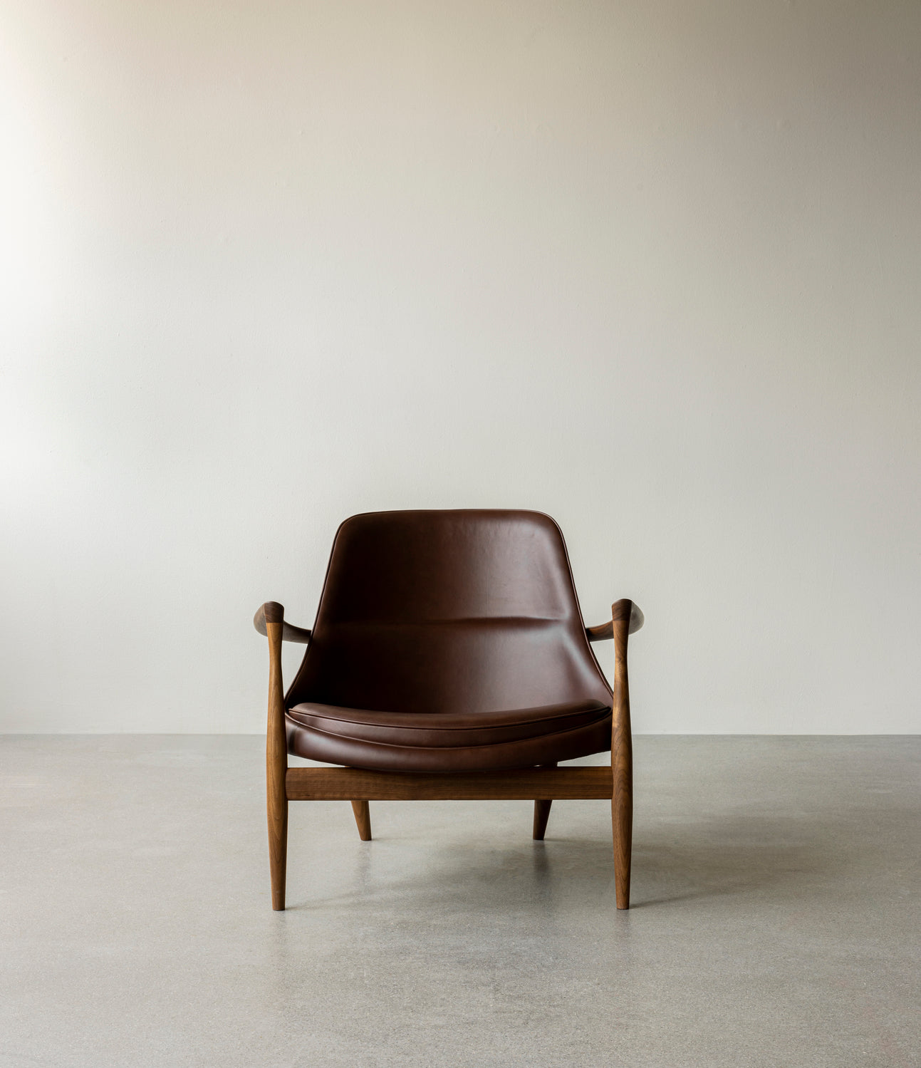 ELIZABETH armchair in cognac leather with walnut base