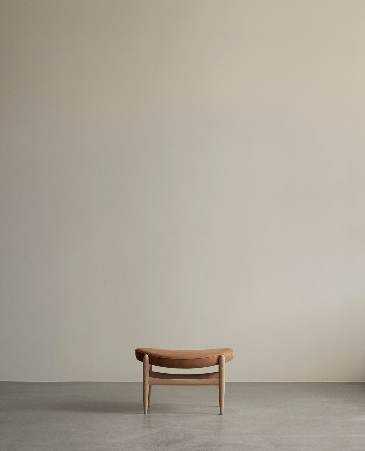 Podnožník ELIZABETH z koňakovej kože s orechovým podstavcom