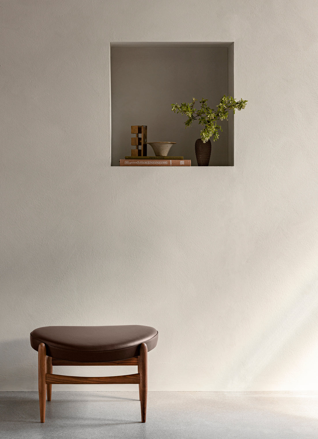 Podnožník ELIZABETH z koňakovej kože s orechovým podstavcom