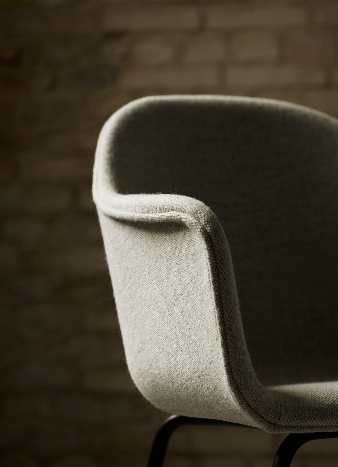 Kreslo s podrúčkami HARBOUR koňaková koža s dubovým podstavcom