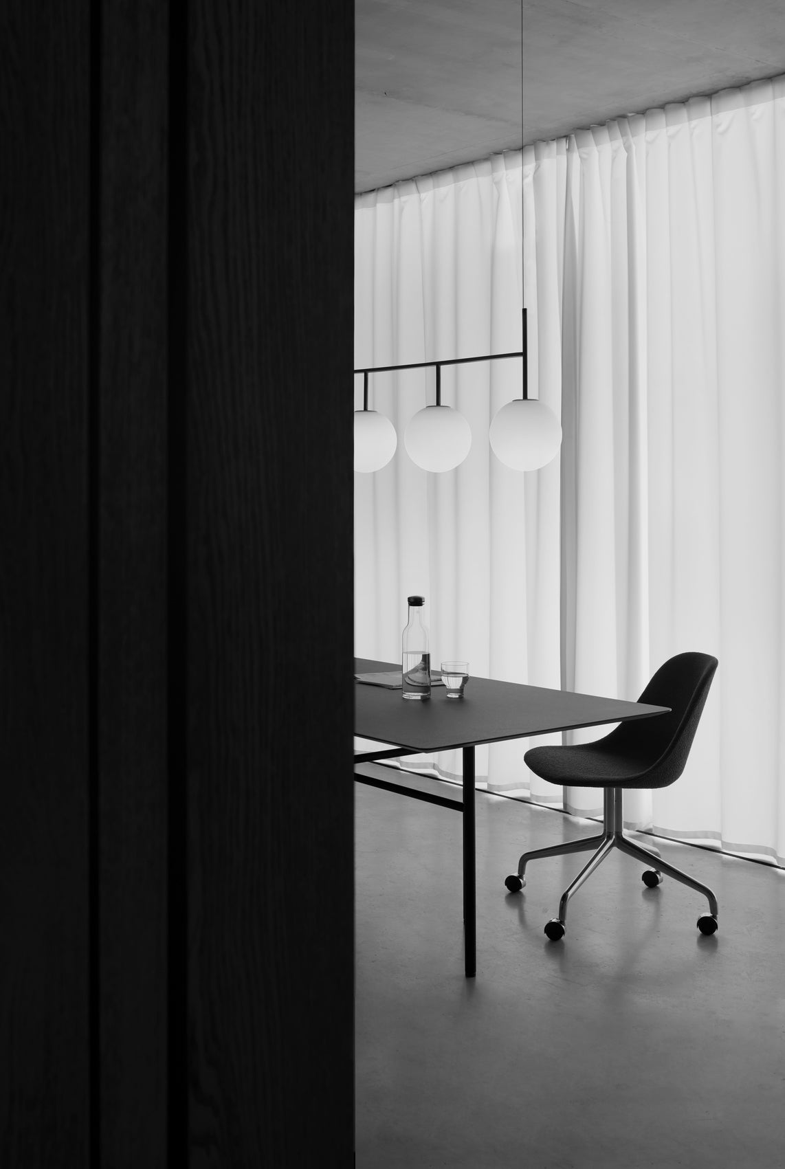 Kancelárske kreslo HARBOUR šedá koža s čiernym podstavcom