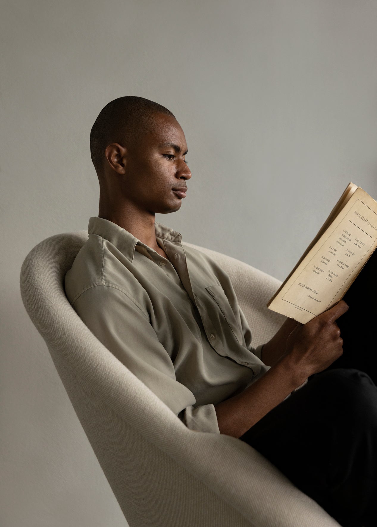 Fotel ODA béžový s dubovou základňou