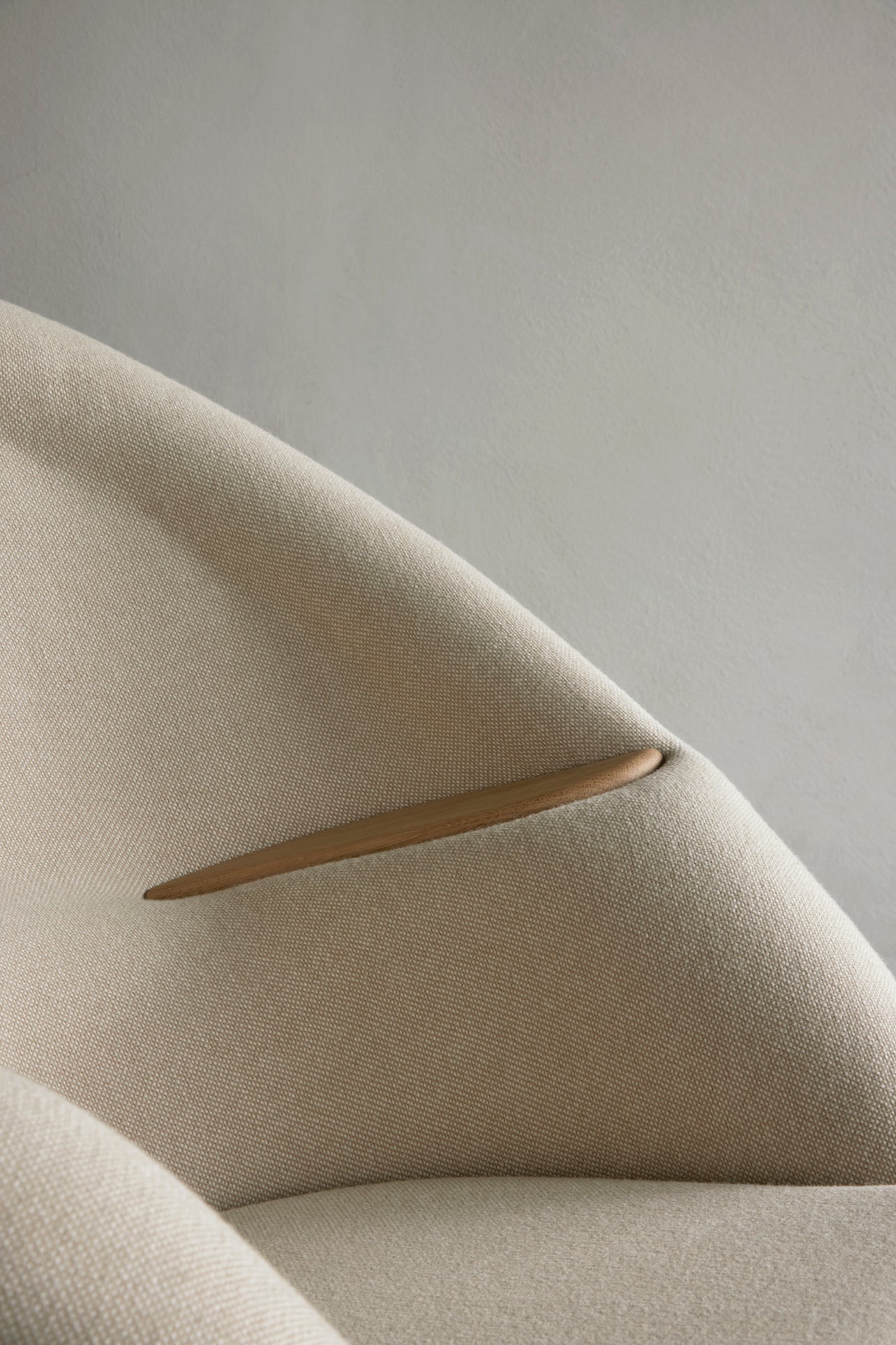 Fotel ODA béžový s dubovou základňou