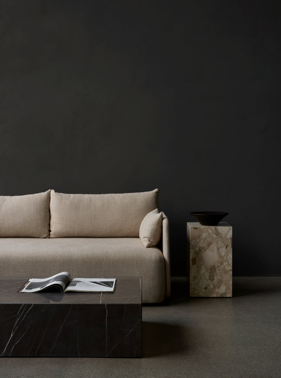 Bočný stolík PLINTH šedý mramor