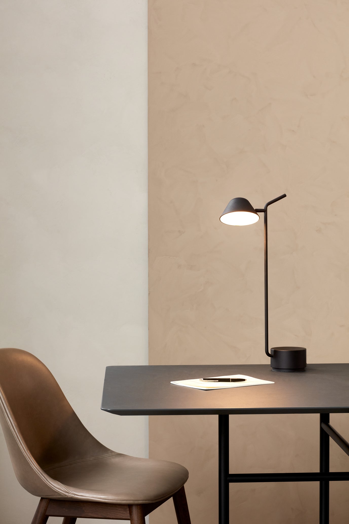 Kancelárske kreslo HARBOUR šedá koža s čiernym podstavcom