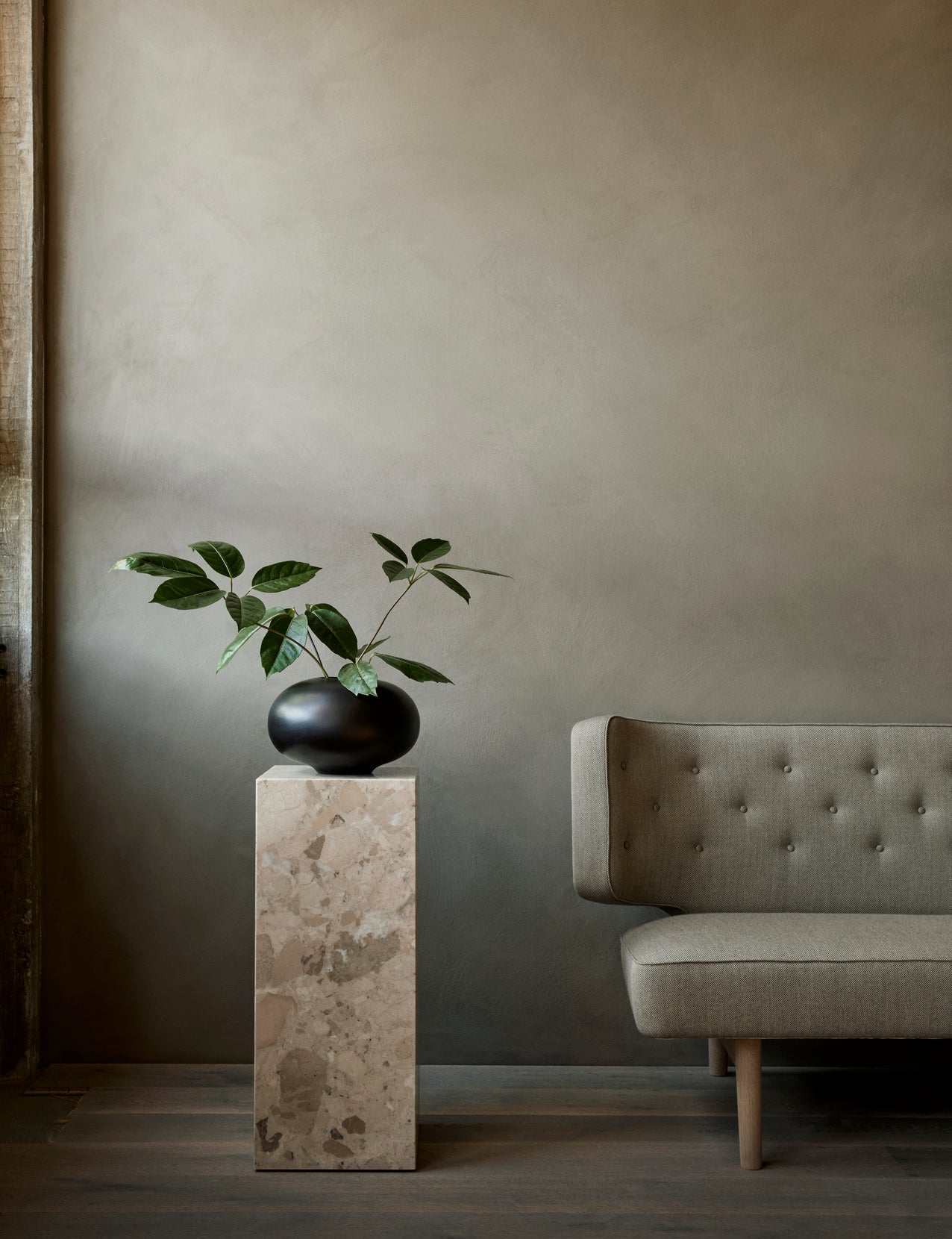 3-seater Sofa RADIOHUS beige with walnut base