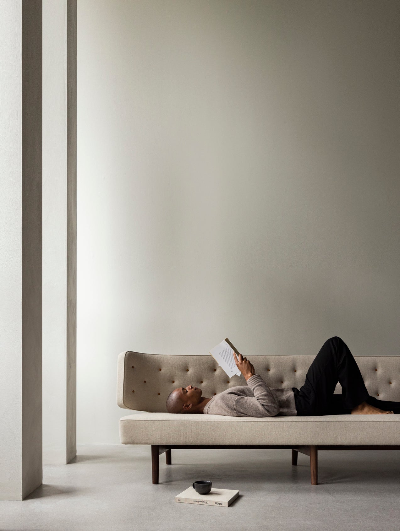 3-seater Sofa RADIOHUS beige with walnut base