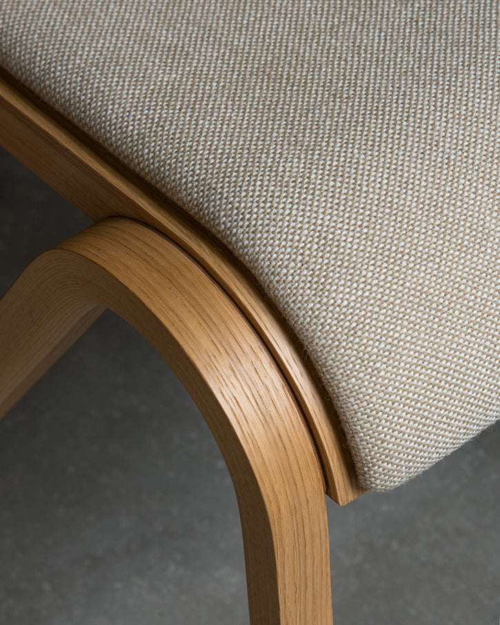 Stolička READY krémová s tmavým dubovým podstavcom