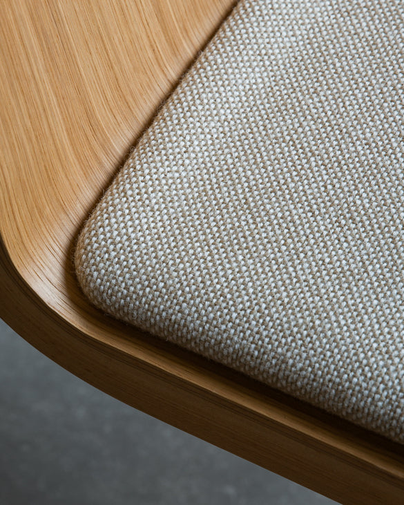 Stolička READY krémová s tmavým dubovým podstavcom