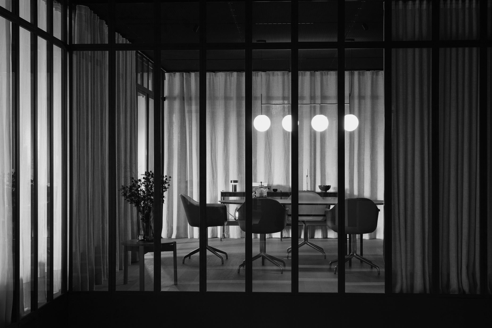 SNAREGADE table black oak veneer