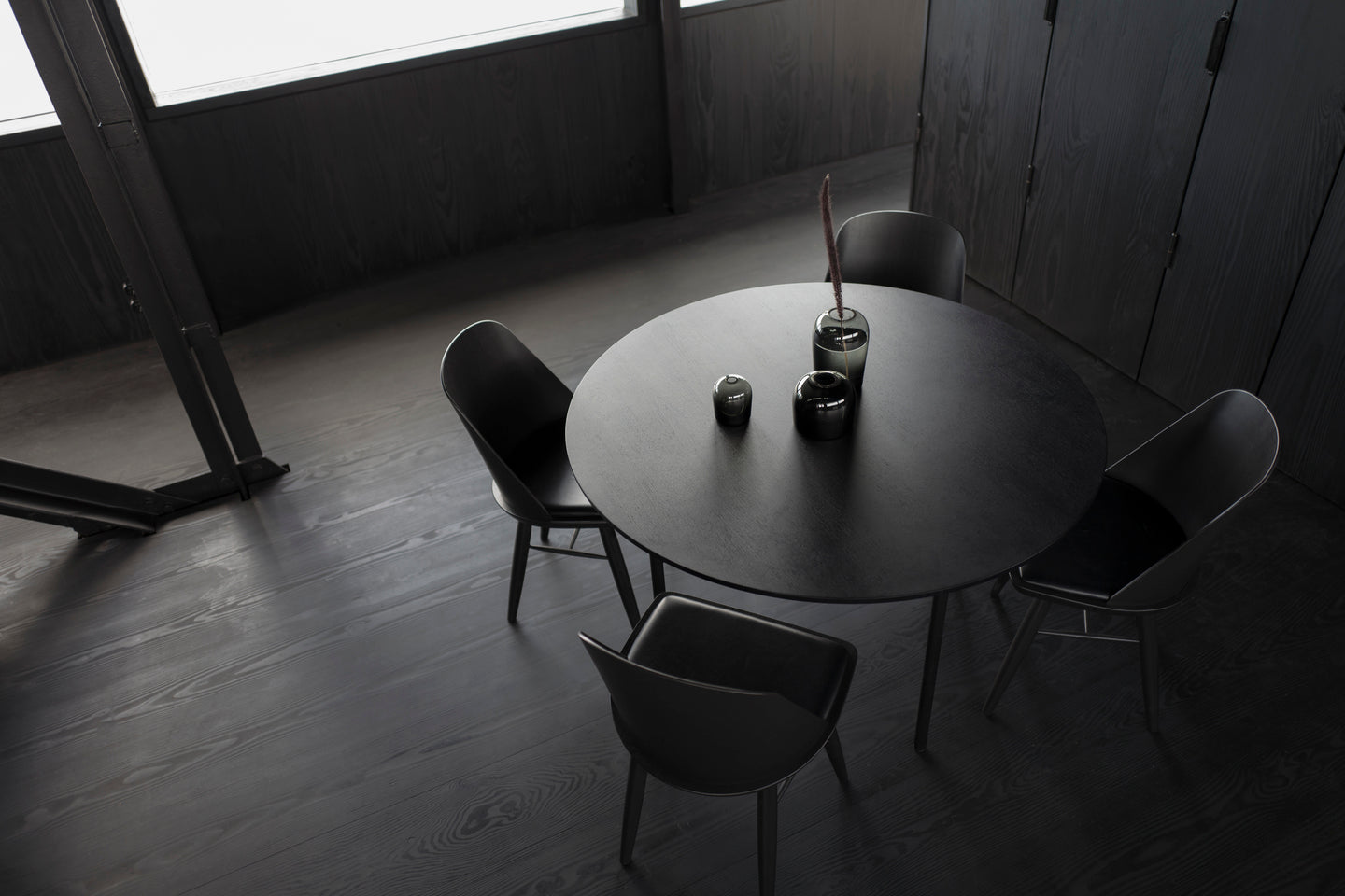 Round table SNAREGADE dark oak veneer