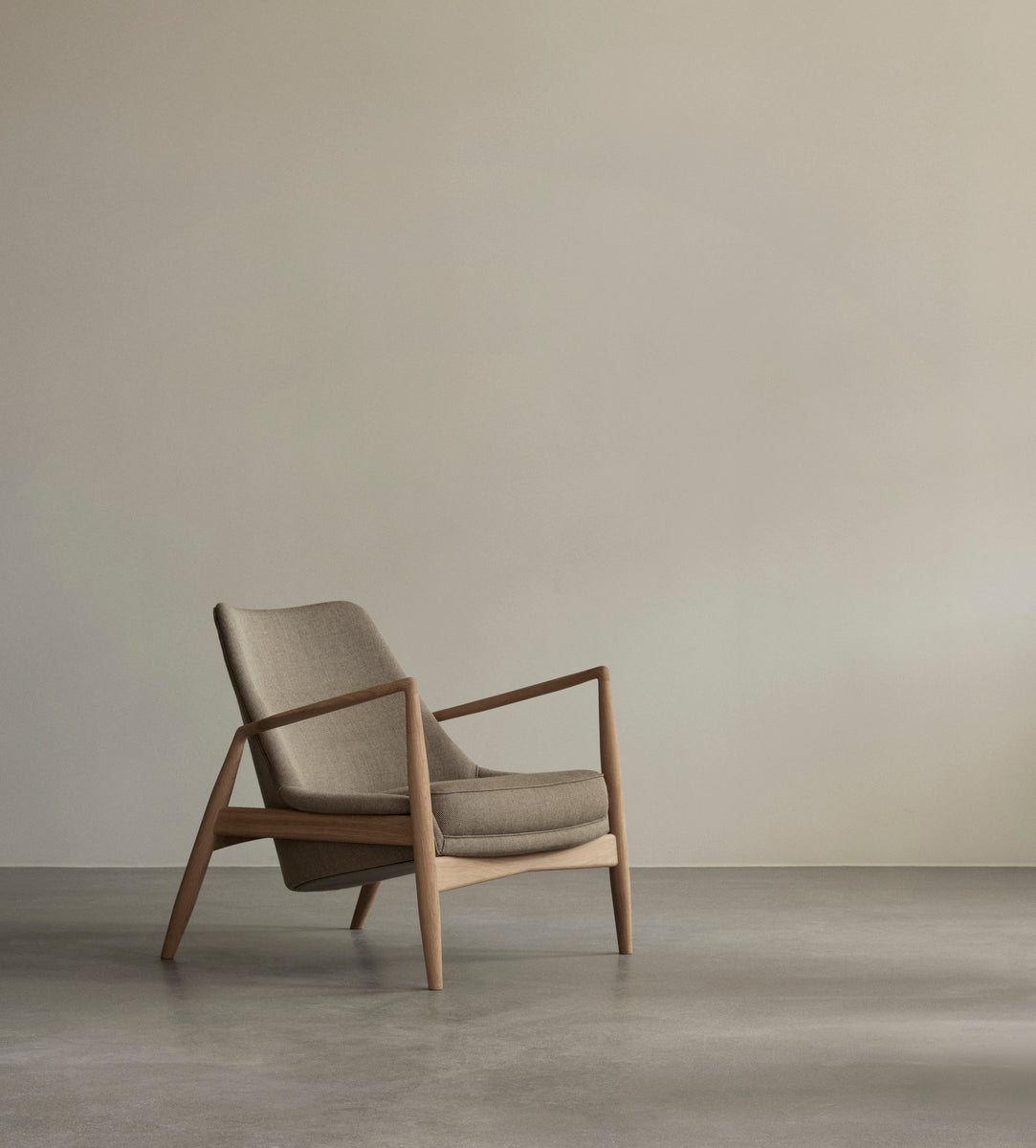 THE SEAL armchair brown leather with walnut base