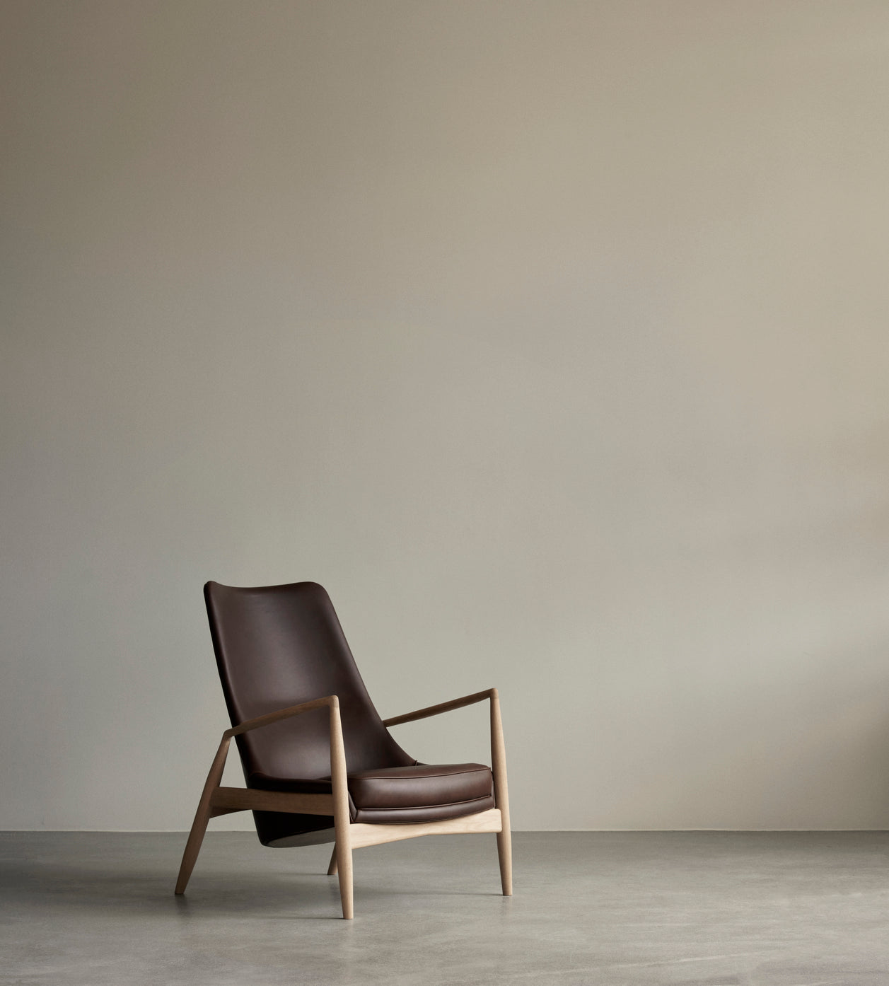 THE SEAL high-back armchair gray with oak base