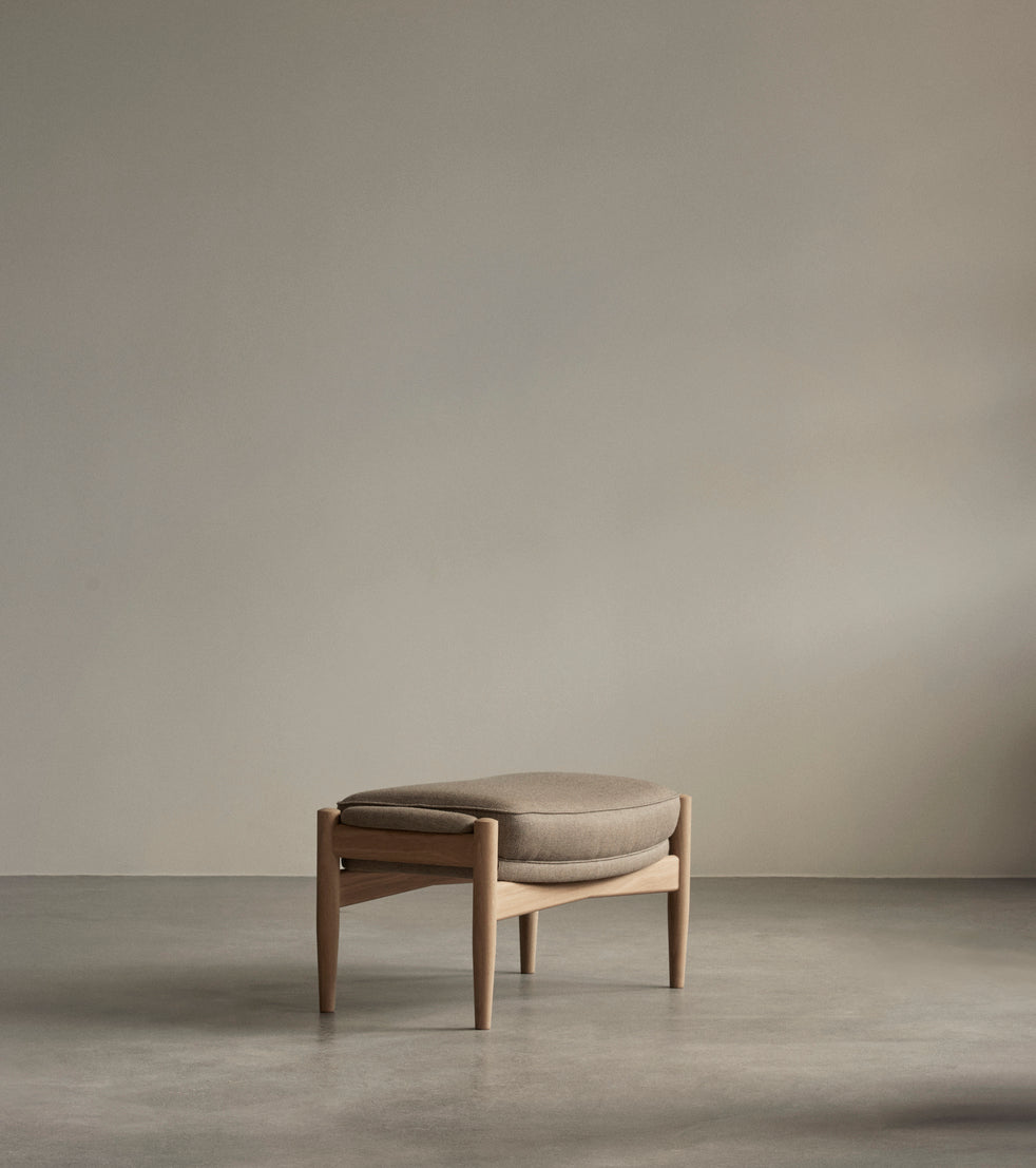 THE SEAL gray footrest with walnut base