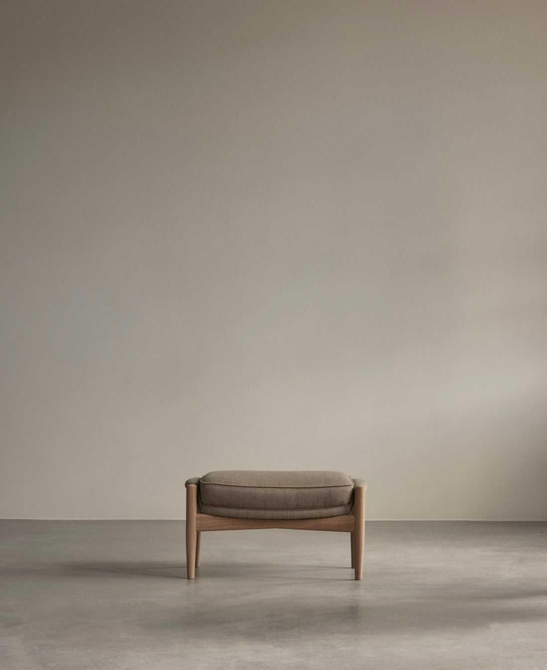 THE SEAL gray footrest with walnut base