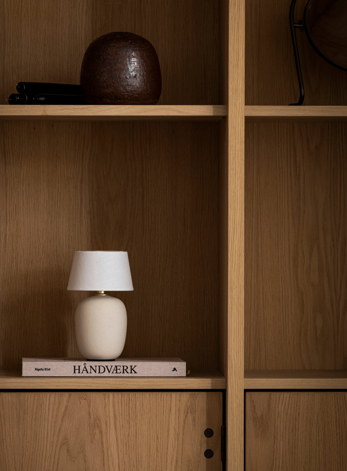 Prenosná lampa TORSO piesková keramika s bielym tienidlo