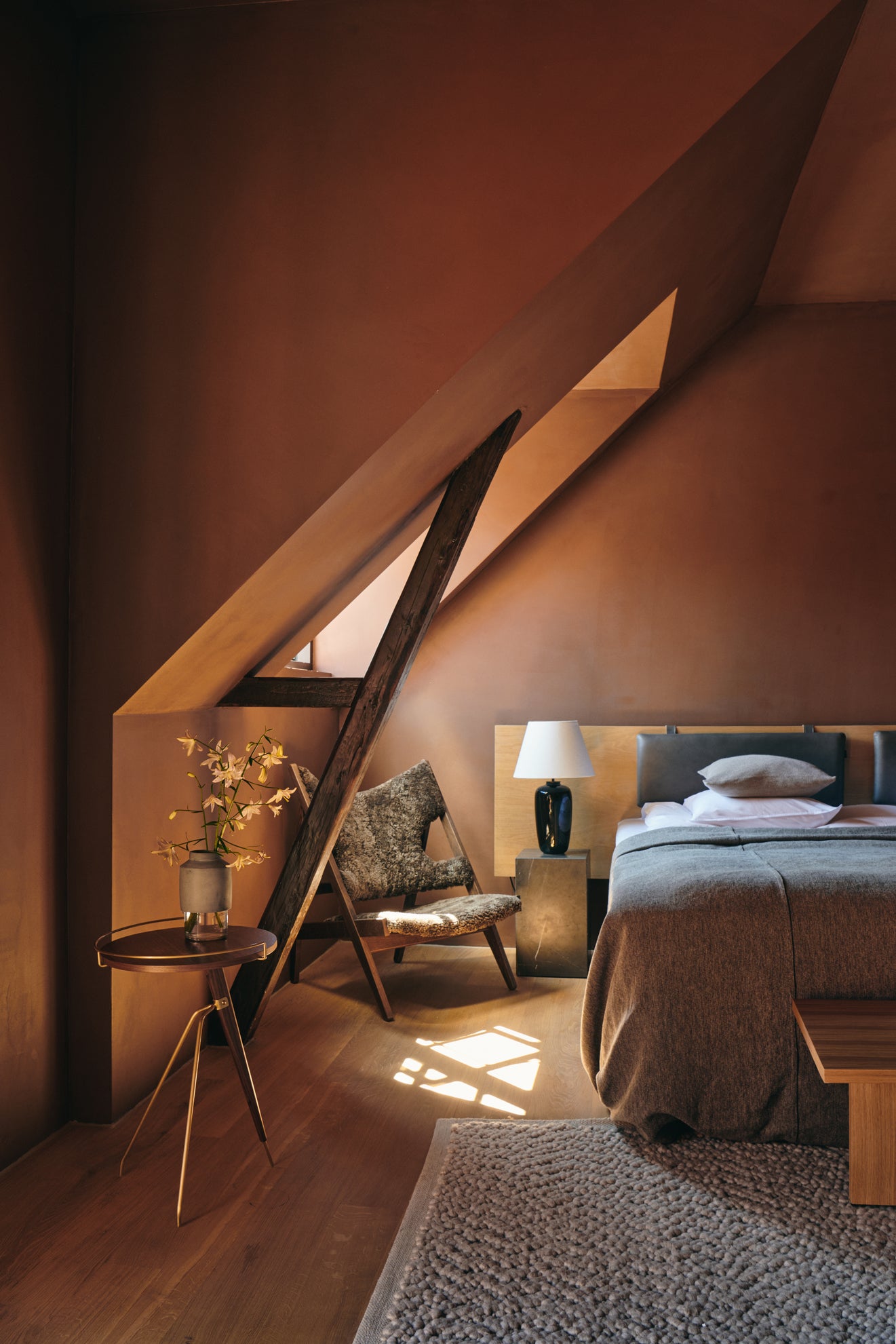 TORSO table lamp black ceramic with white shade