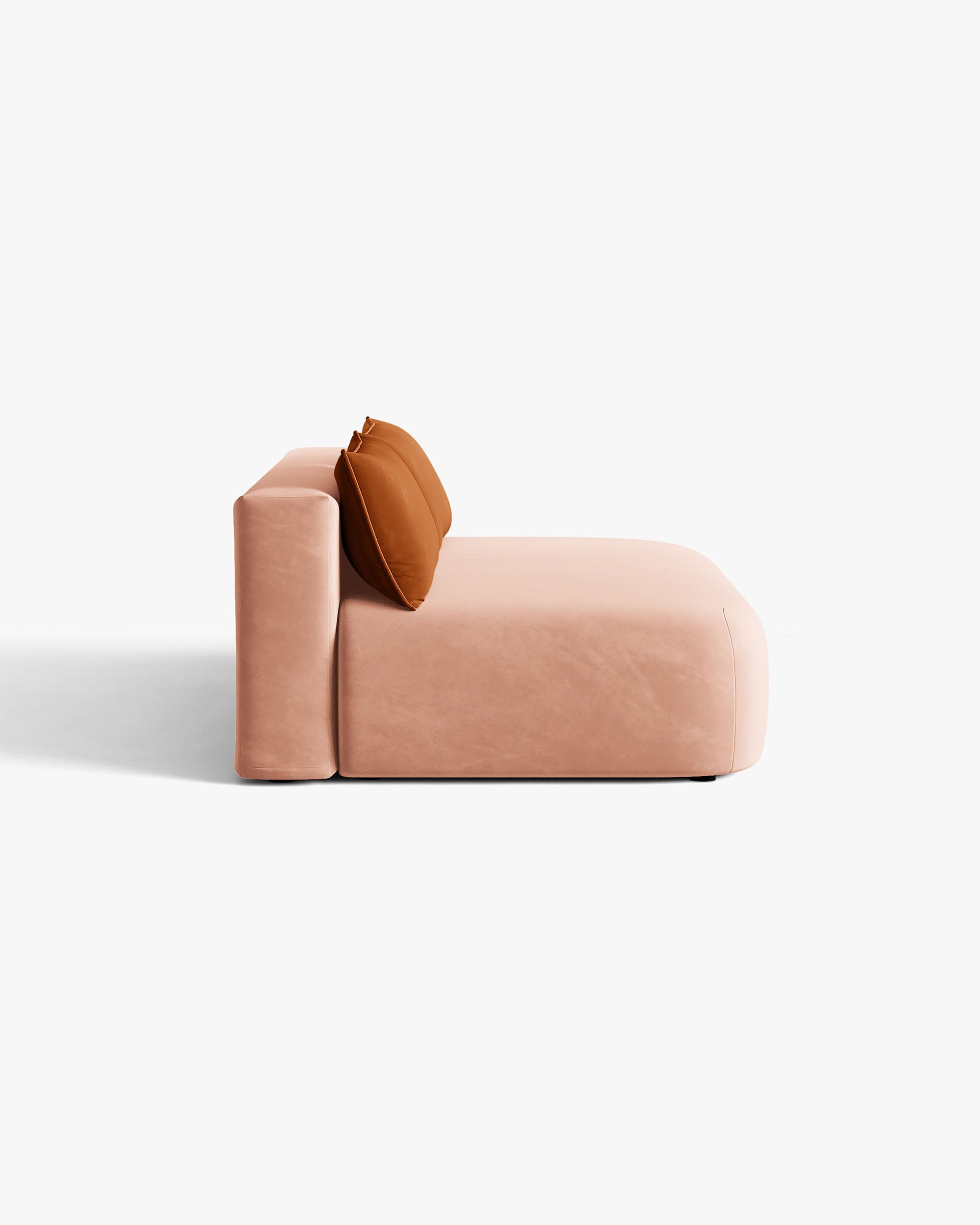 Sofa pre 3 osoby z aksamitom a funkciou spania HENA v ružovej farbe s tehlovými vankúšmi.