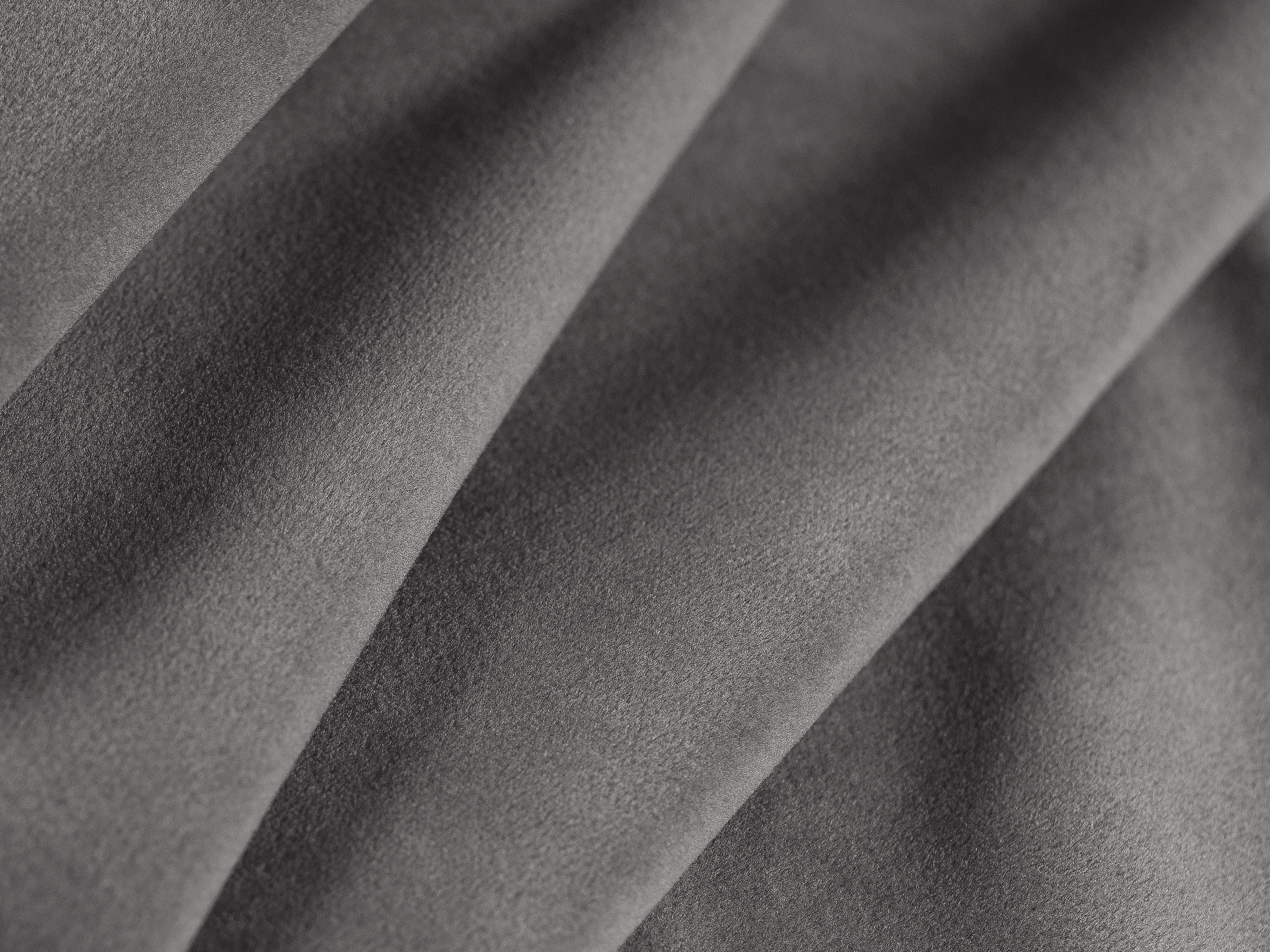 Szezlong z jemného sametu pravostranný MILEY svetlosivý