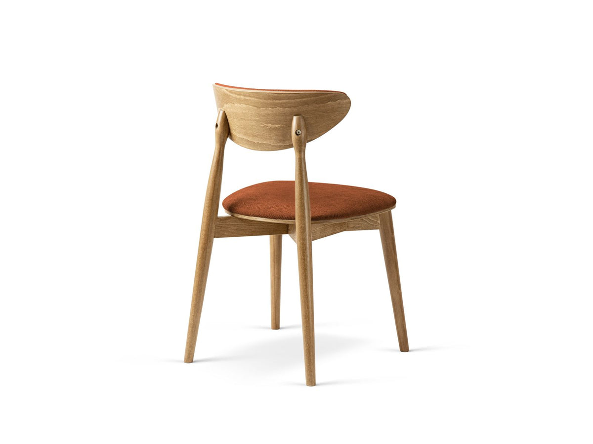 Krzesło RINA pomarańczowy szenil z podstawą w kolorze orzecha amerykańskiego – ujęcie 3