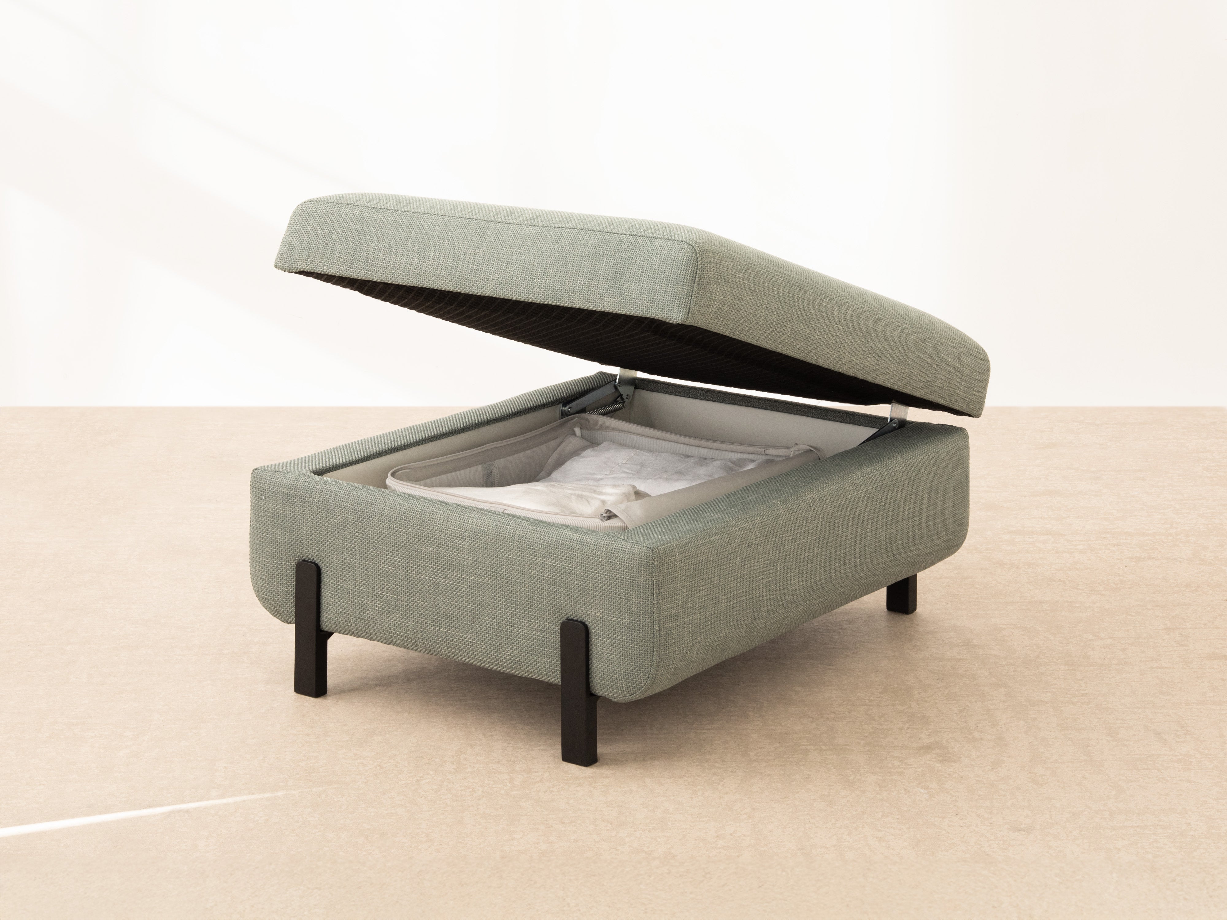 Puf zamatový so schowkom GLORIA kráľovská modrá