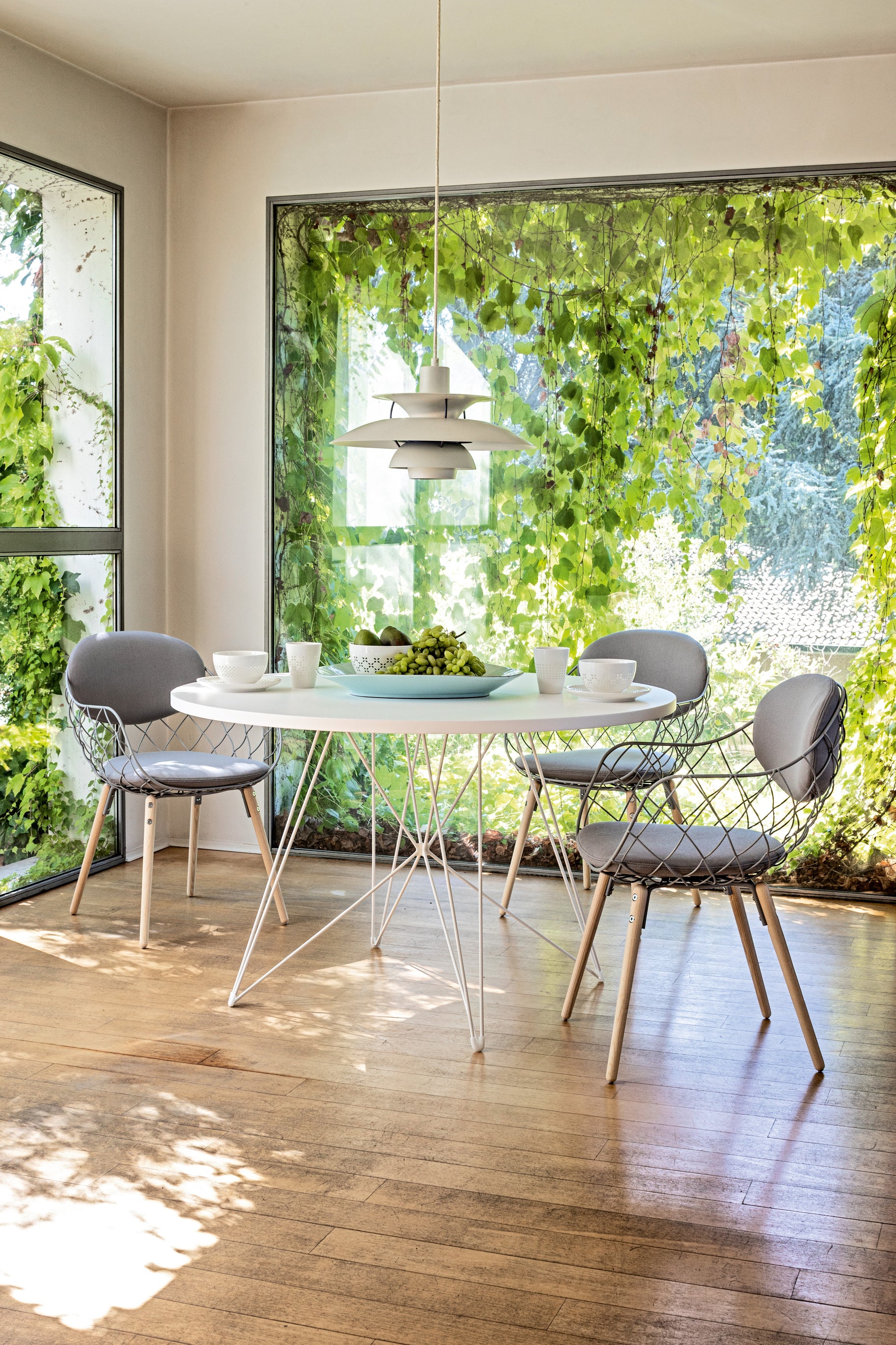 Round table XZ3 white marble with a gold base