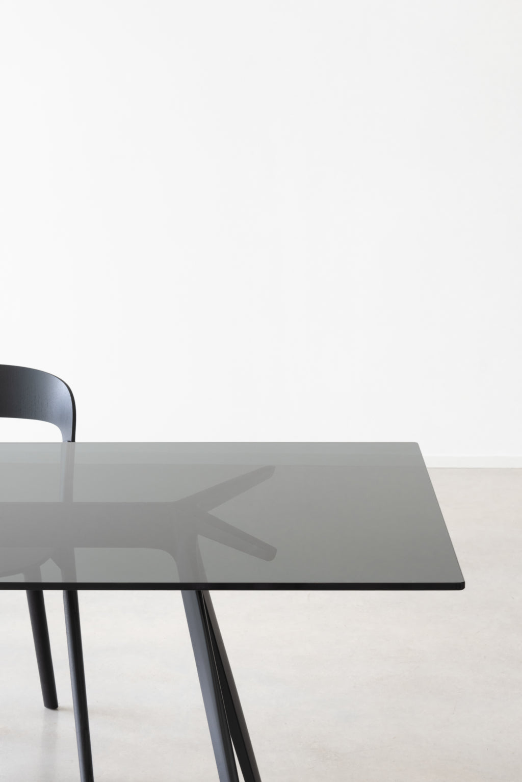 BAGUETTE table with a black aluminum base