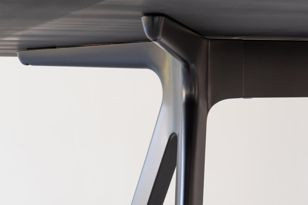 BAGUETTE table with a black aluminum base