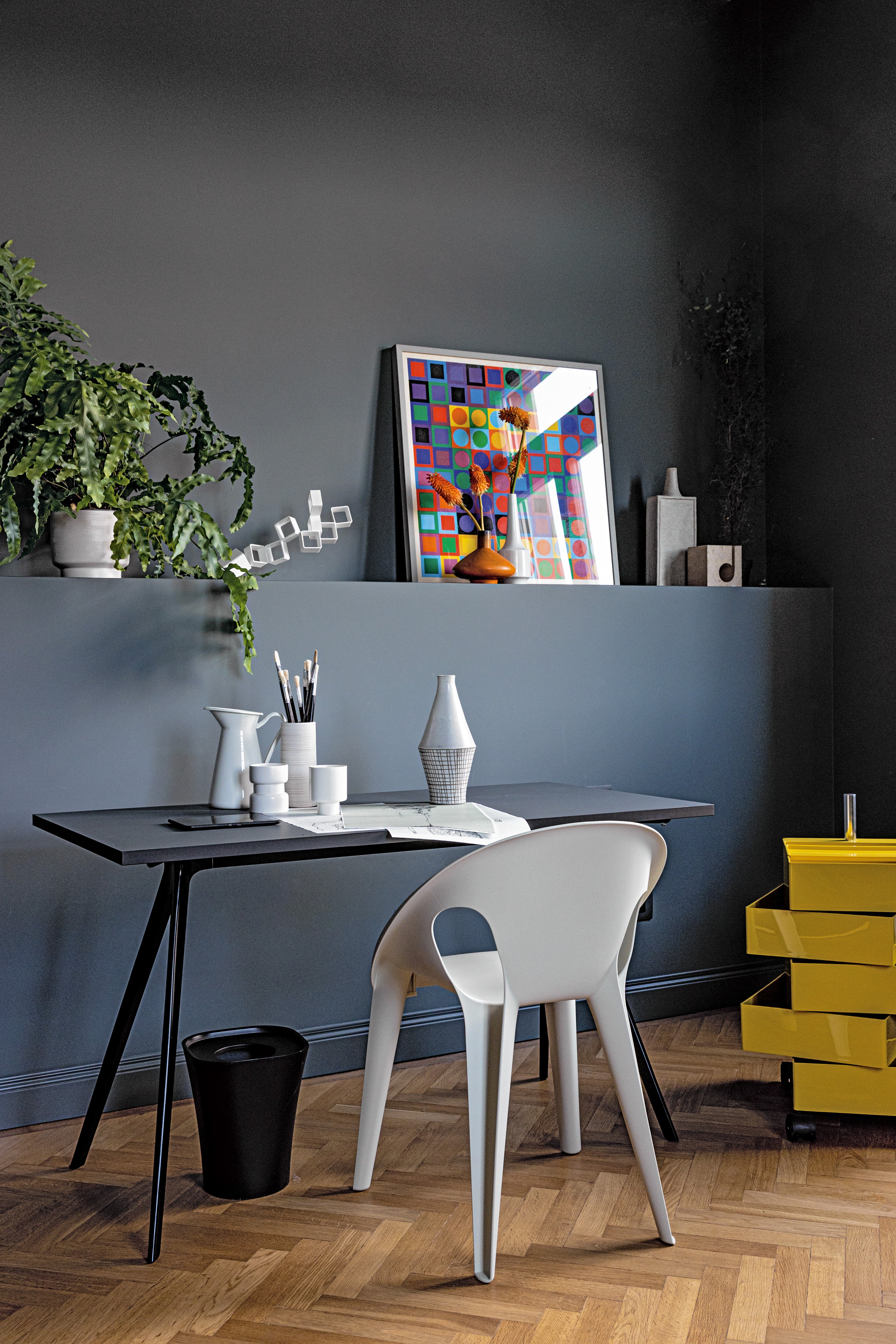 BAGUETTE beige desk with a white base